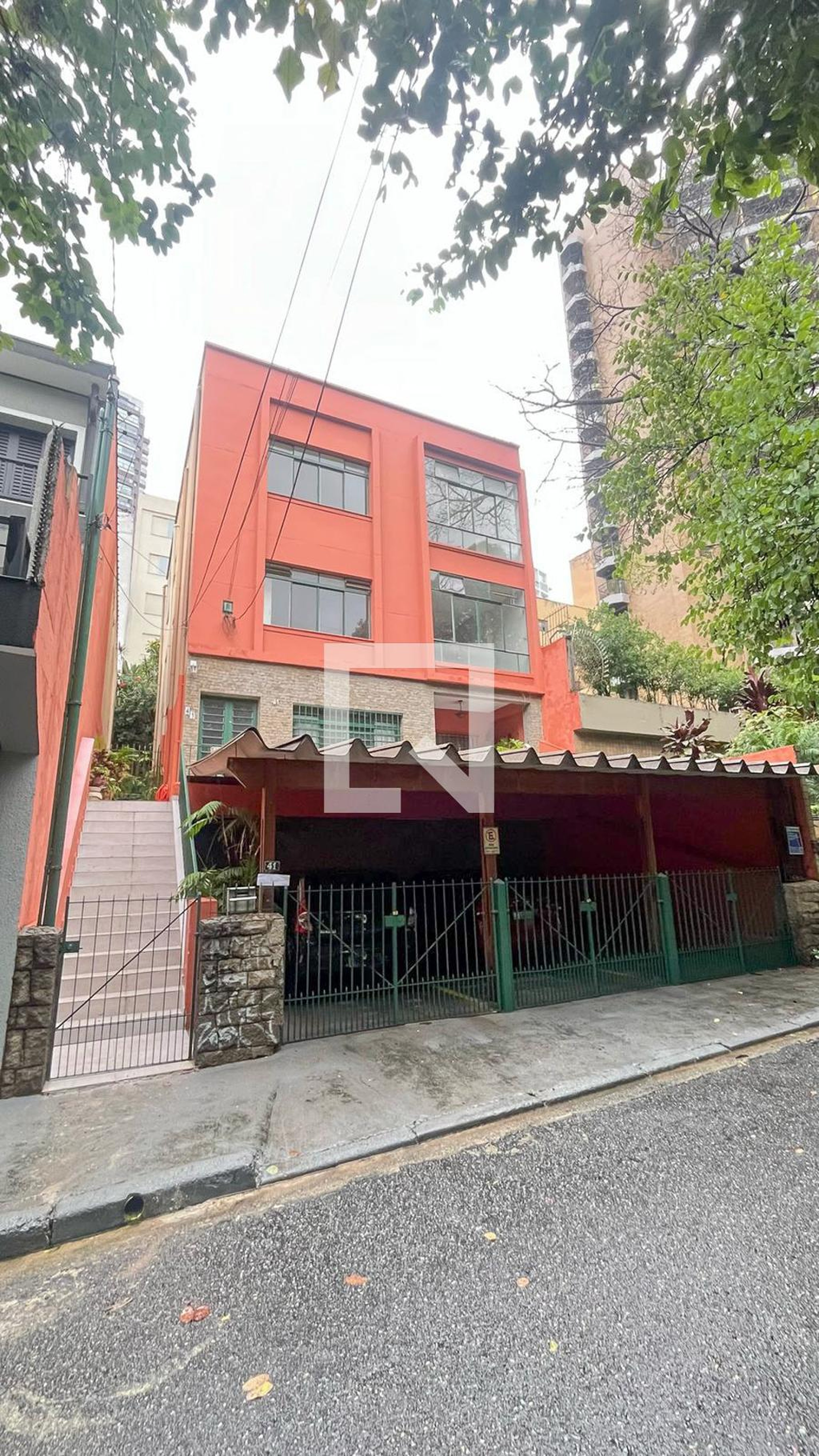 Fachada Condomínio em Rua Simão Pereira, 41