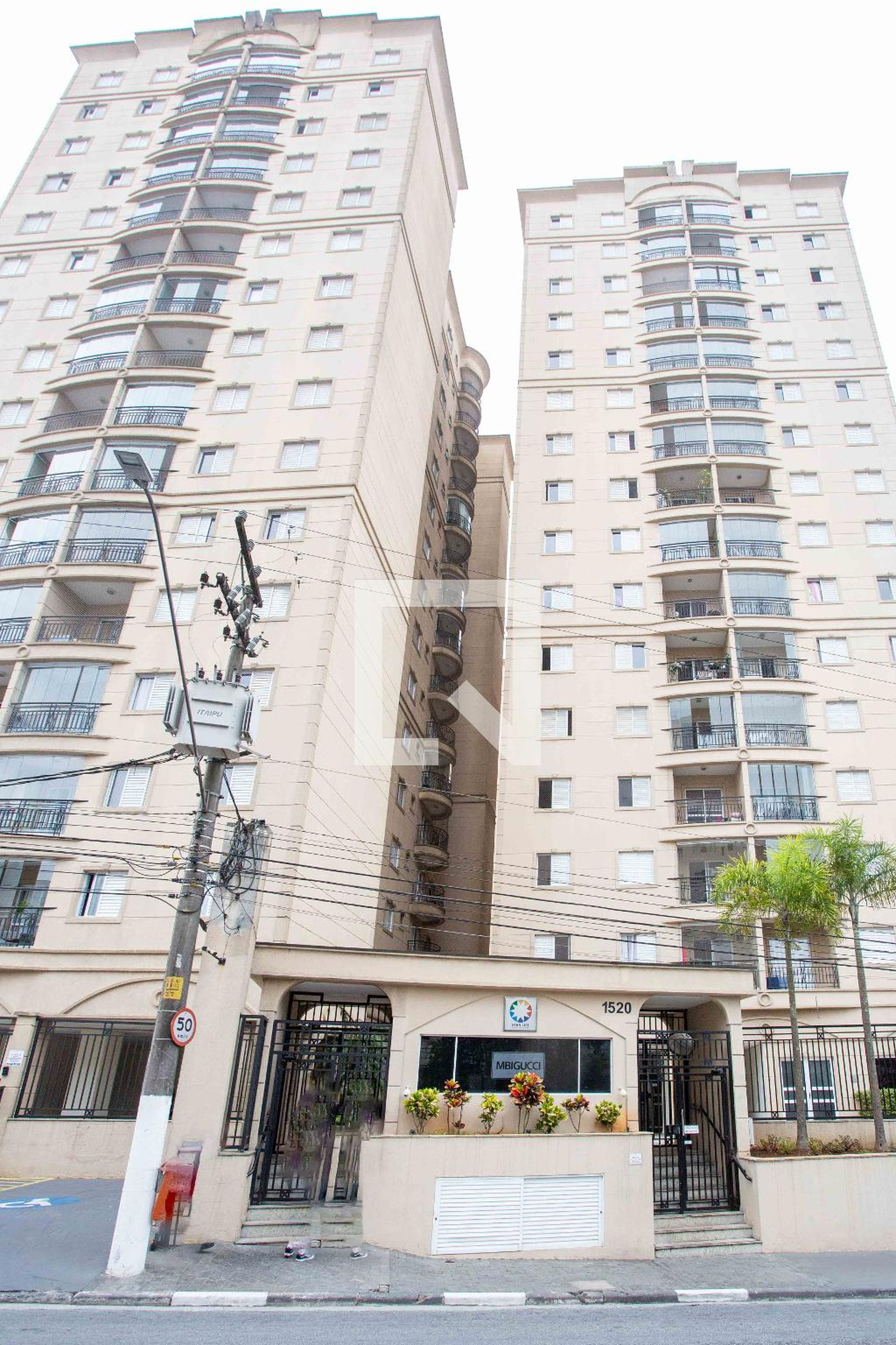 Fachada do condomínio Condomínio em Rua Tereza Breda Marson, 1520