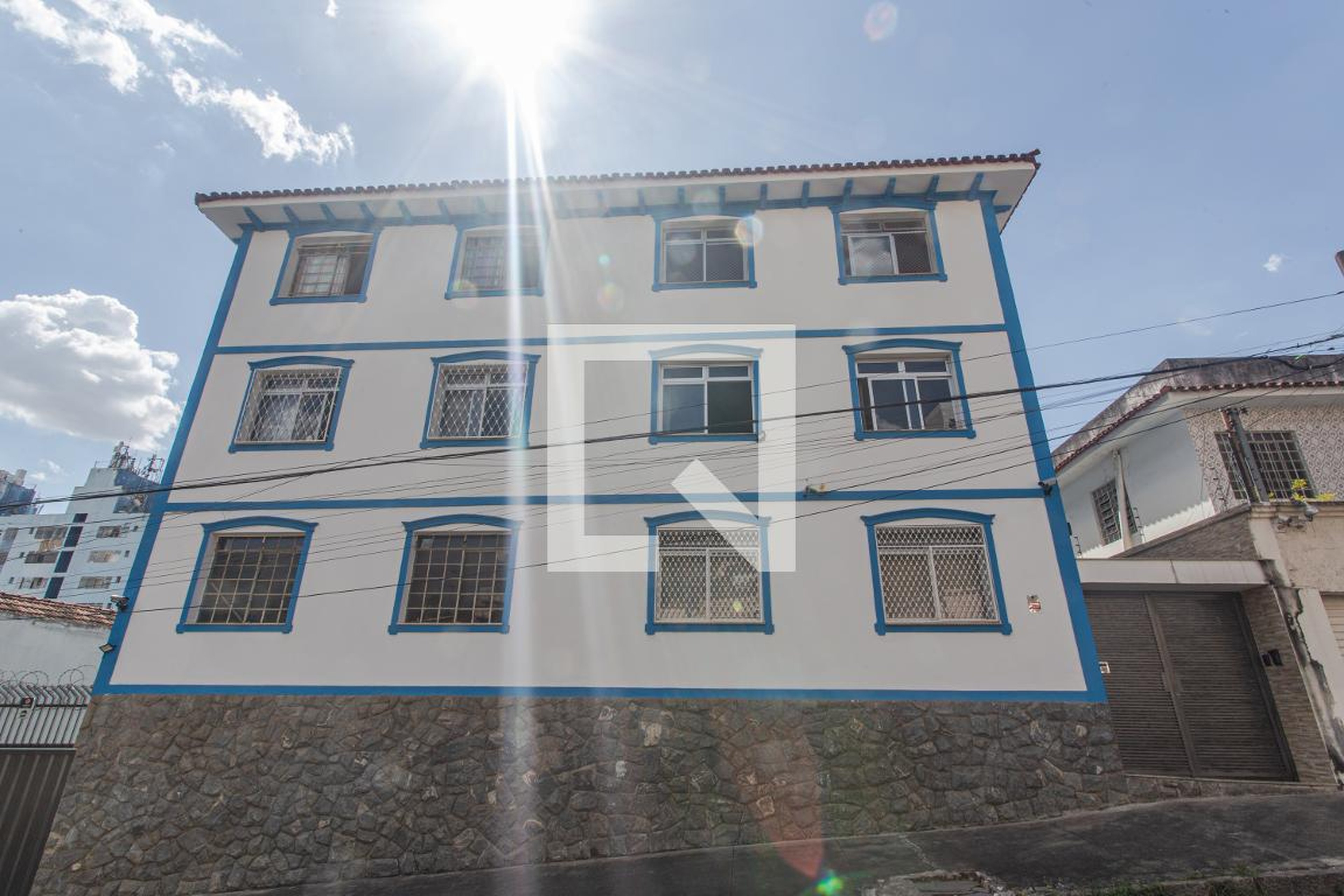 Fachada Condomínio em Rua Granada, 99