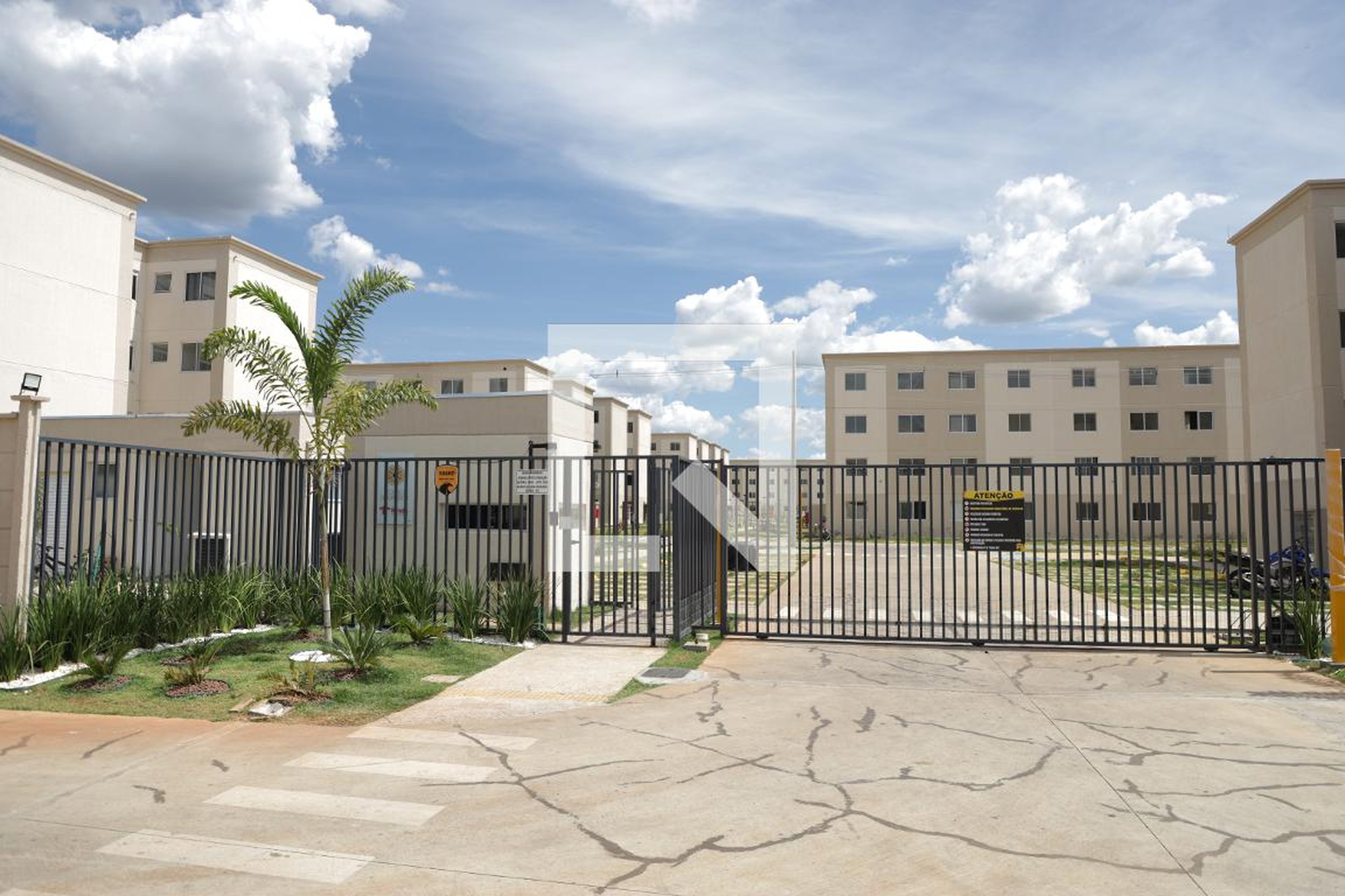 Fachada do Condomínio Condomínio em Avenida Porto Dourado, 2