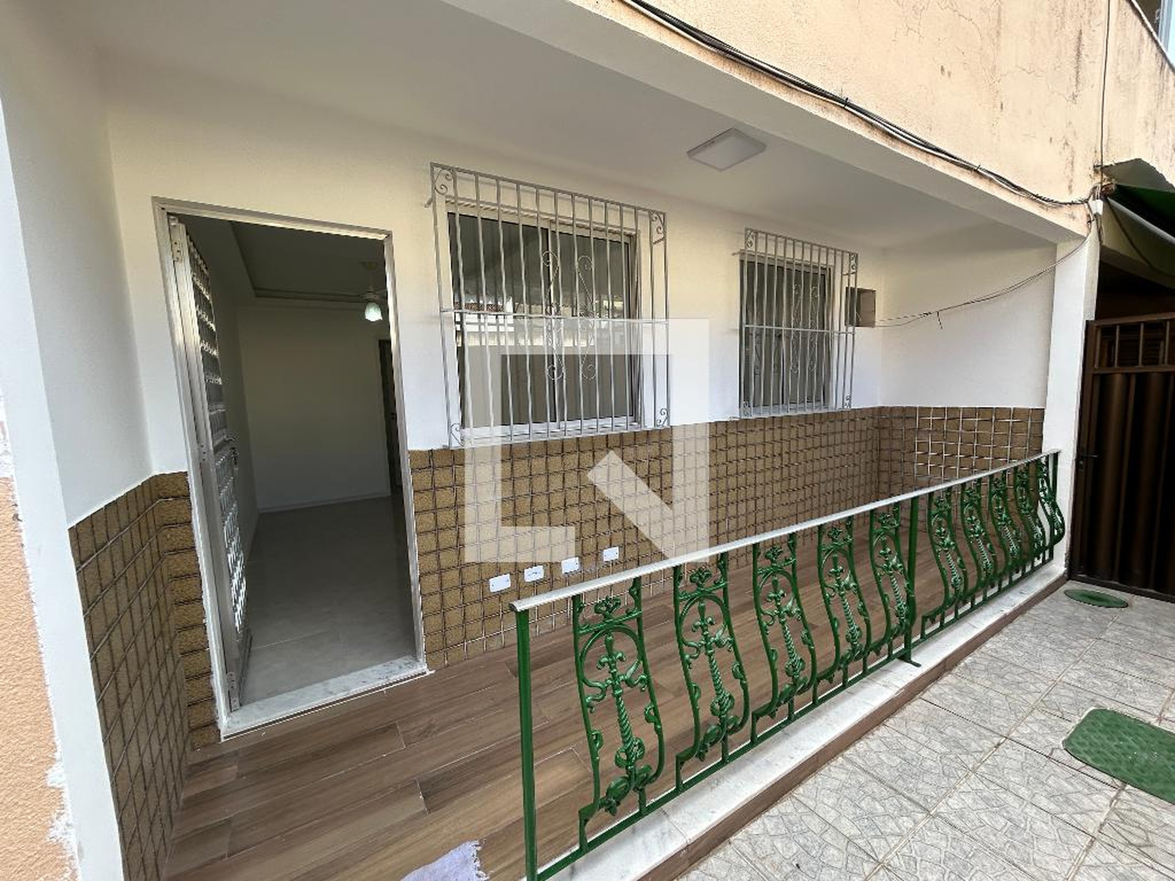 Fachada Condomínio em Rua Torres de Oliveira, 159