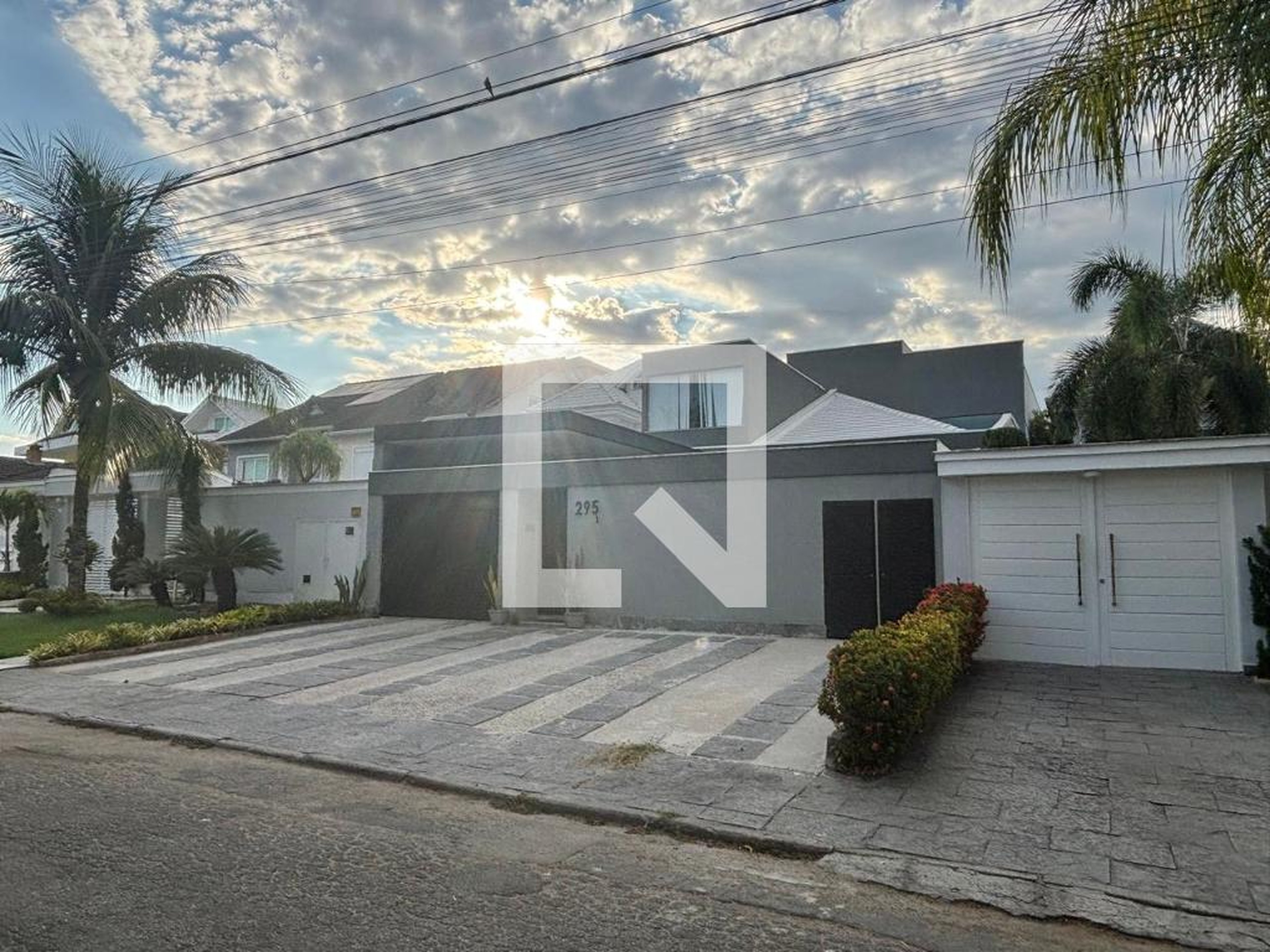 Fachada Condomínio em Rua Professora Isabel Monerat, 295