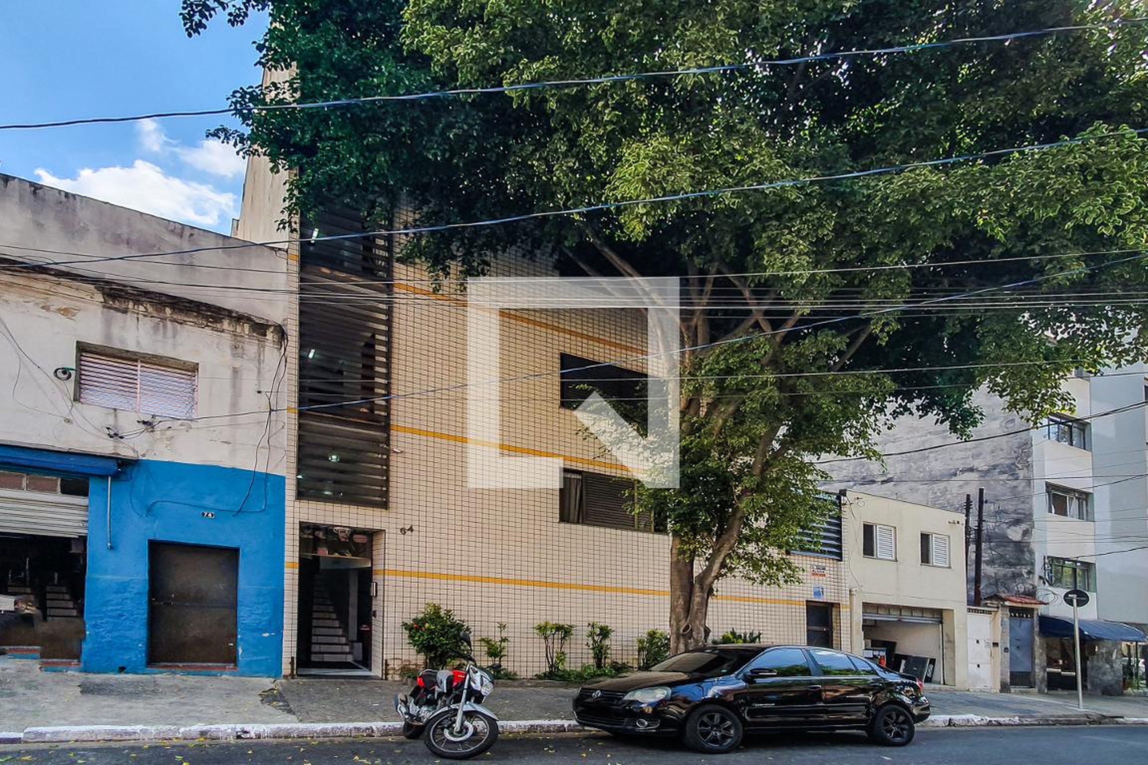 Fachada Condomínio em Rua Scuvero, 64