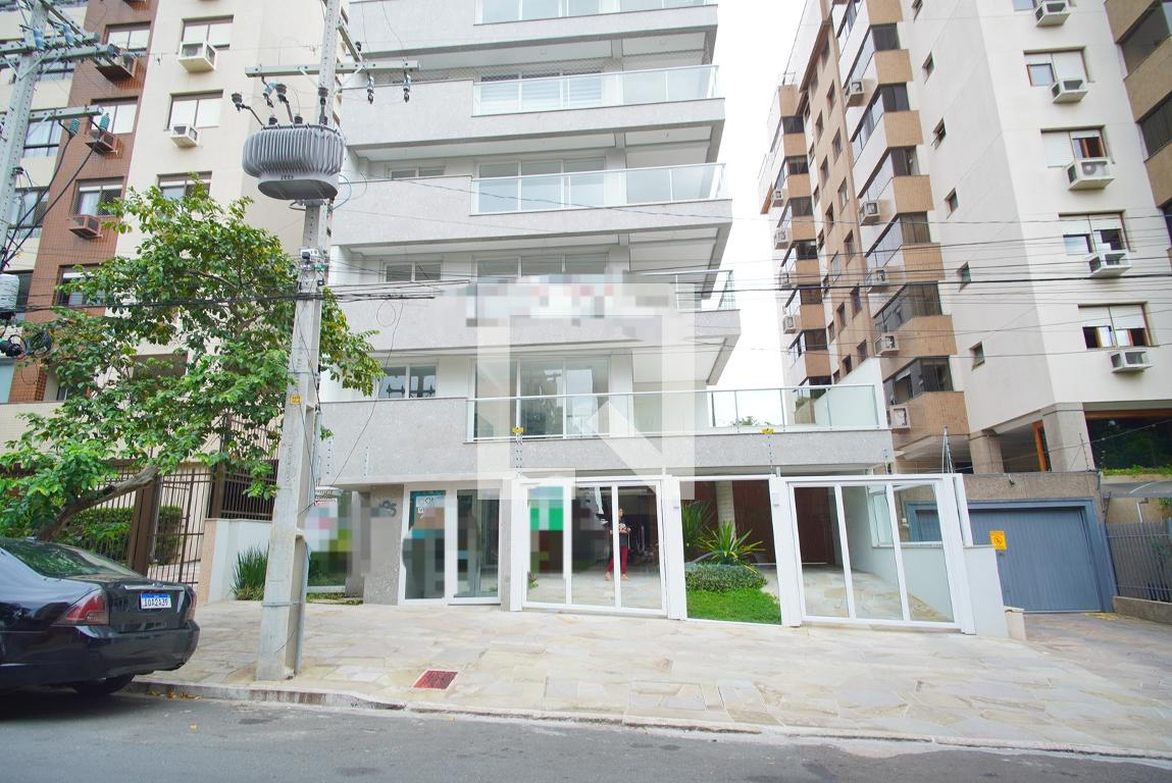 Fachada Condomínio em Rua Honório Silveira Dias, 895