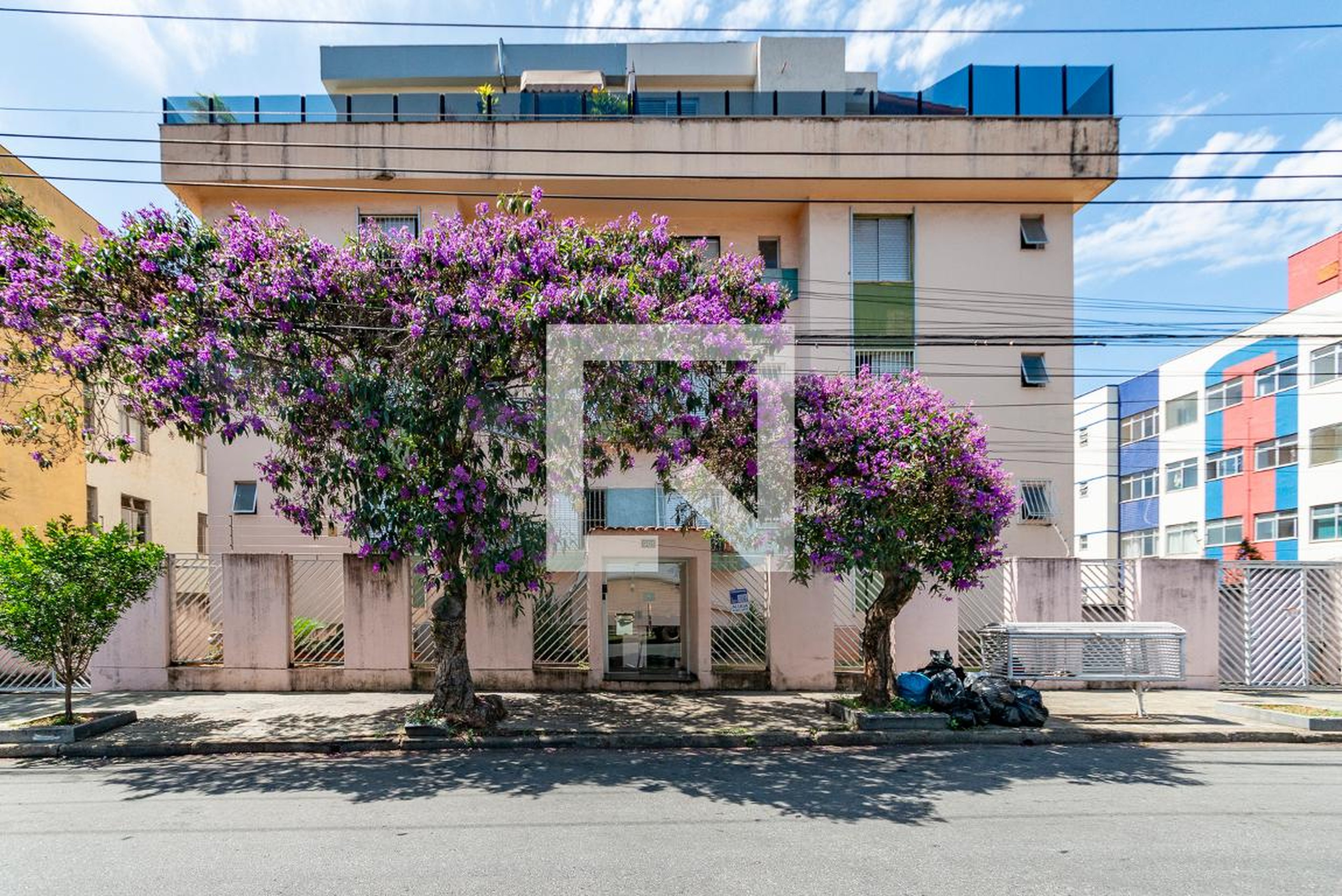 Fachada Condomínio em Rua Dom Joaquim Silvério, 901