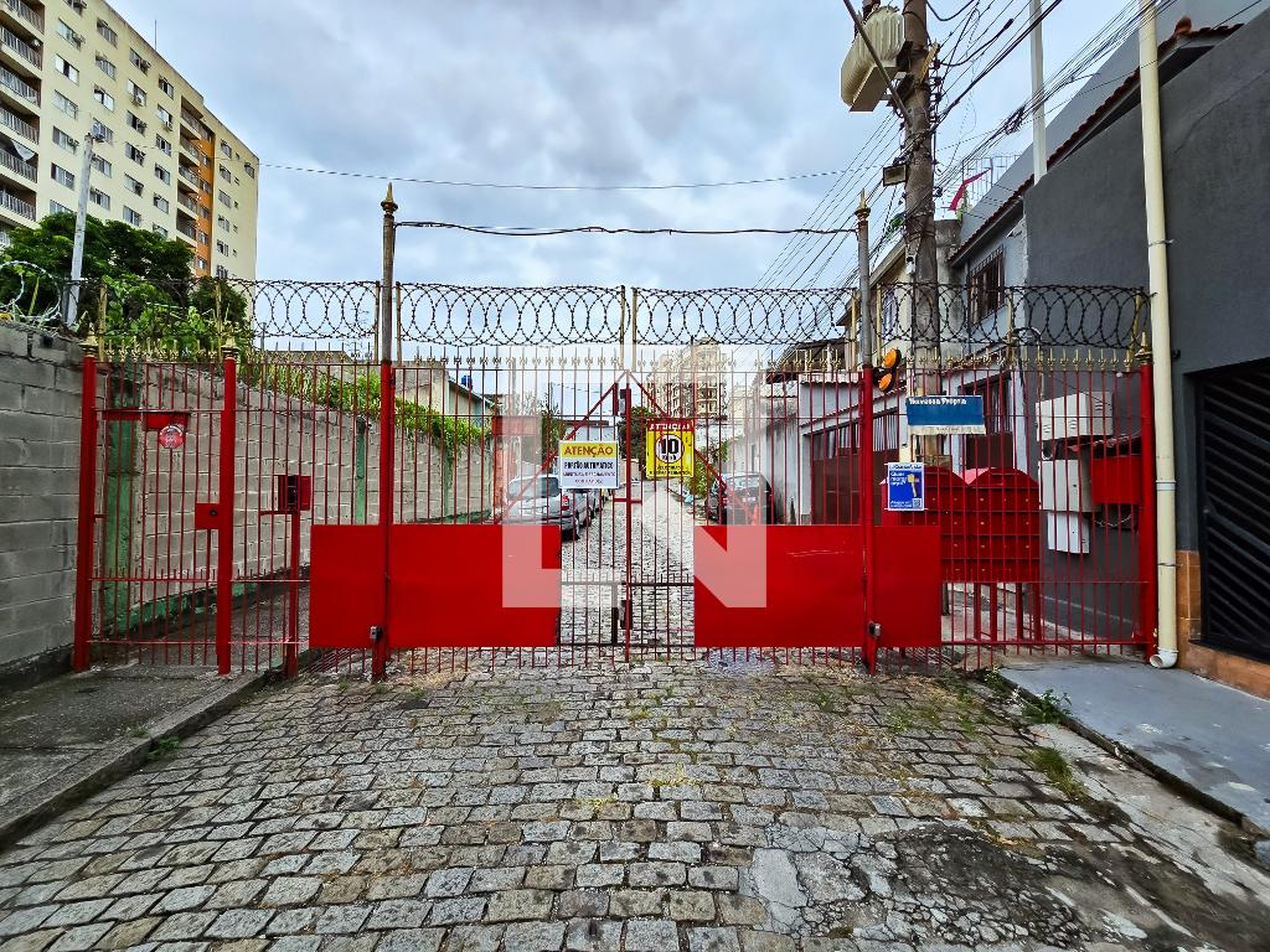 Fachada Condomínio em Travessa Própria, 25