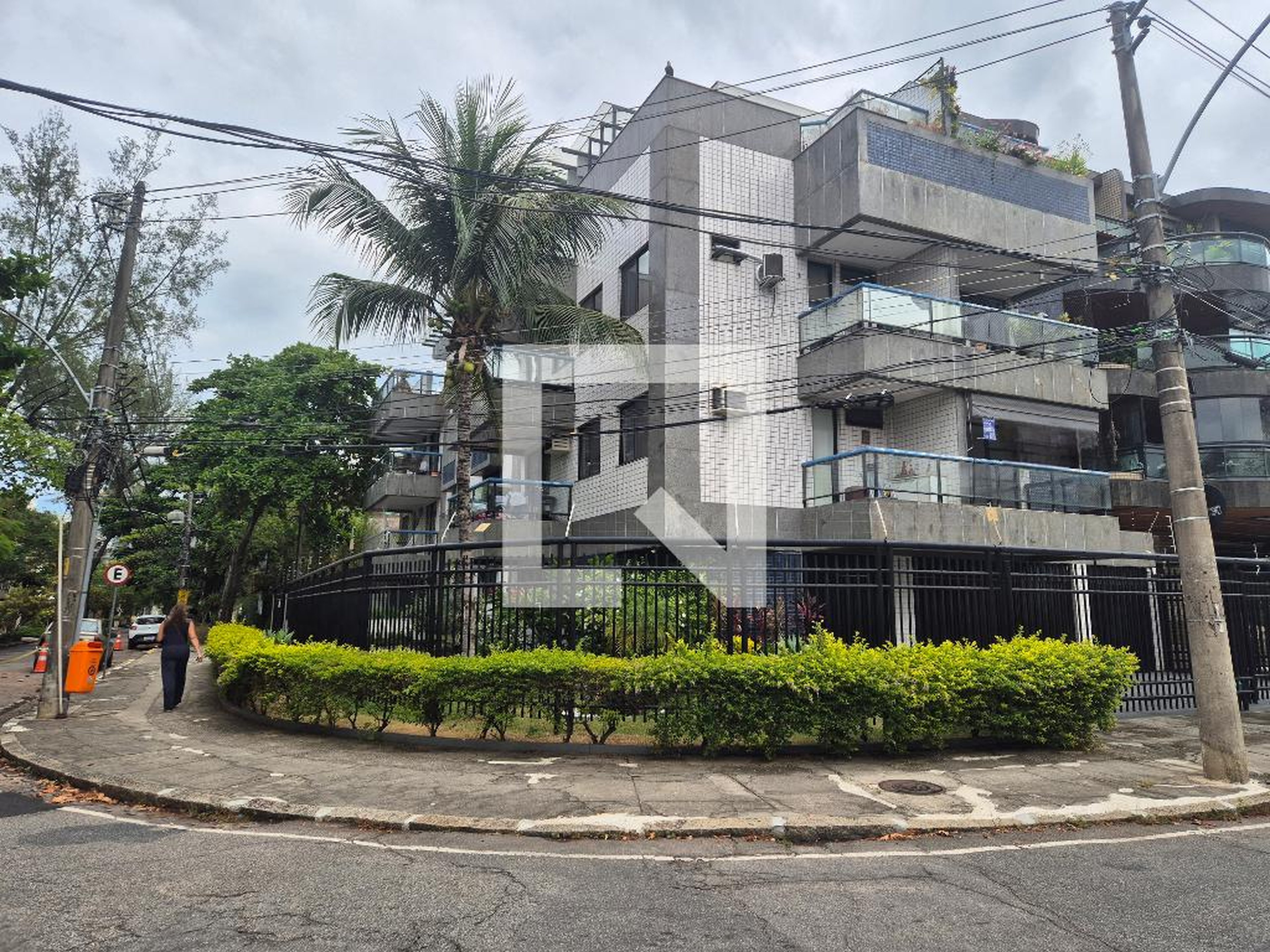 Fachada Condomínio em Rua Fernando de Santa Cruz, 1032