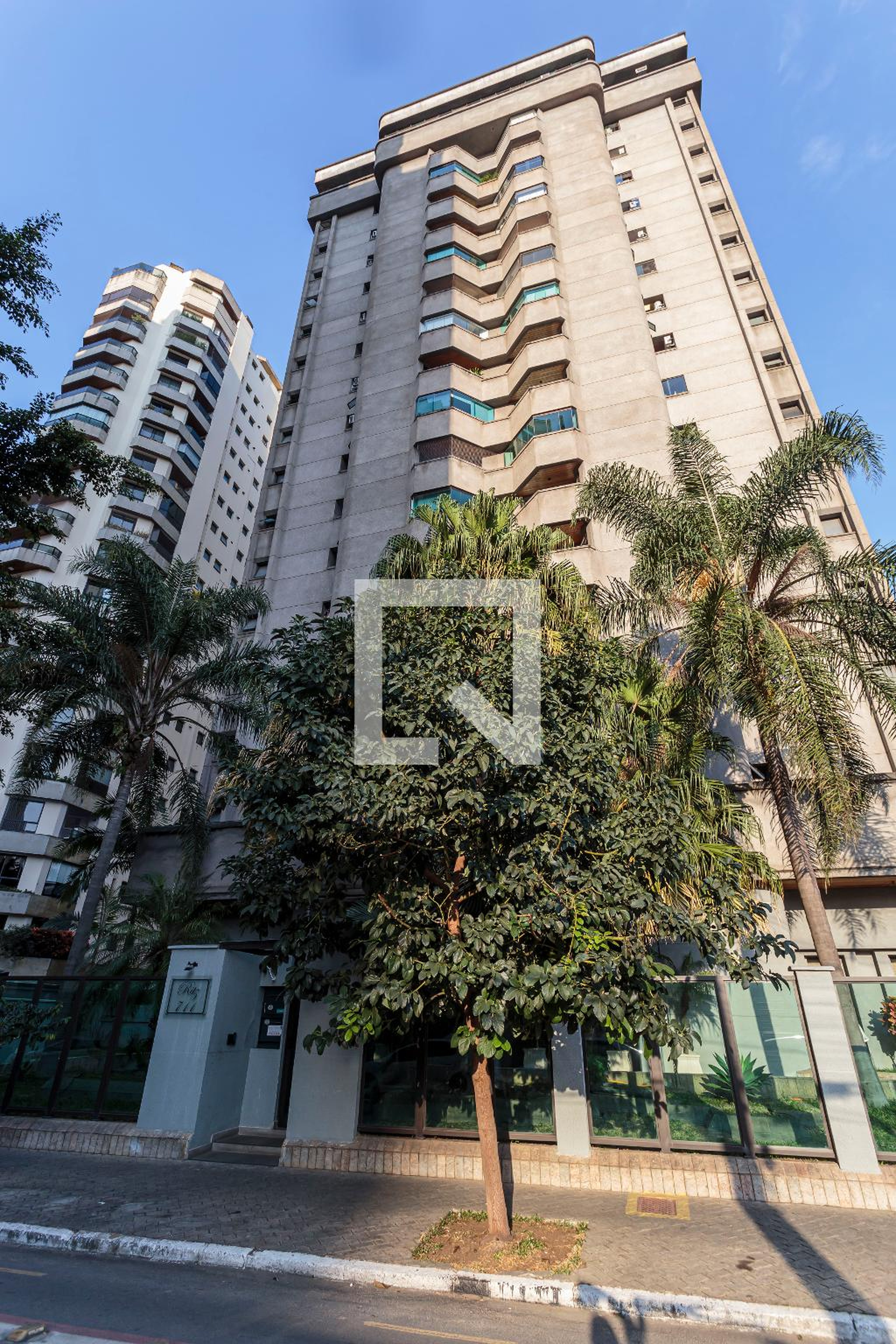 Fachada Condomínio em Rua Araguari, 501