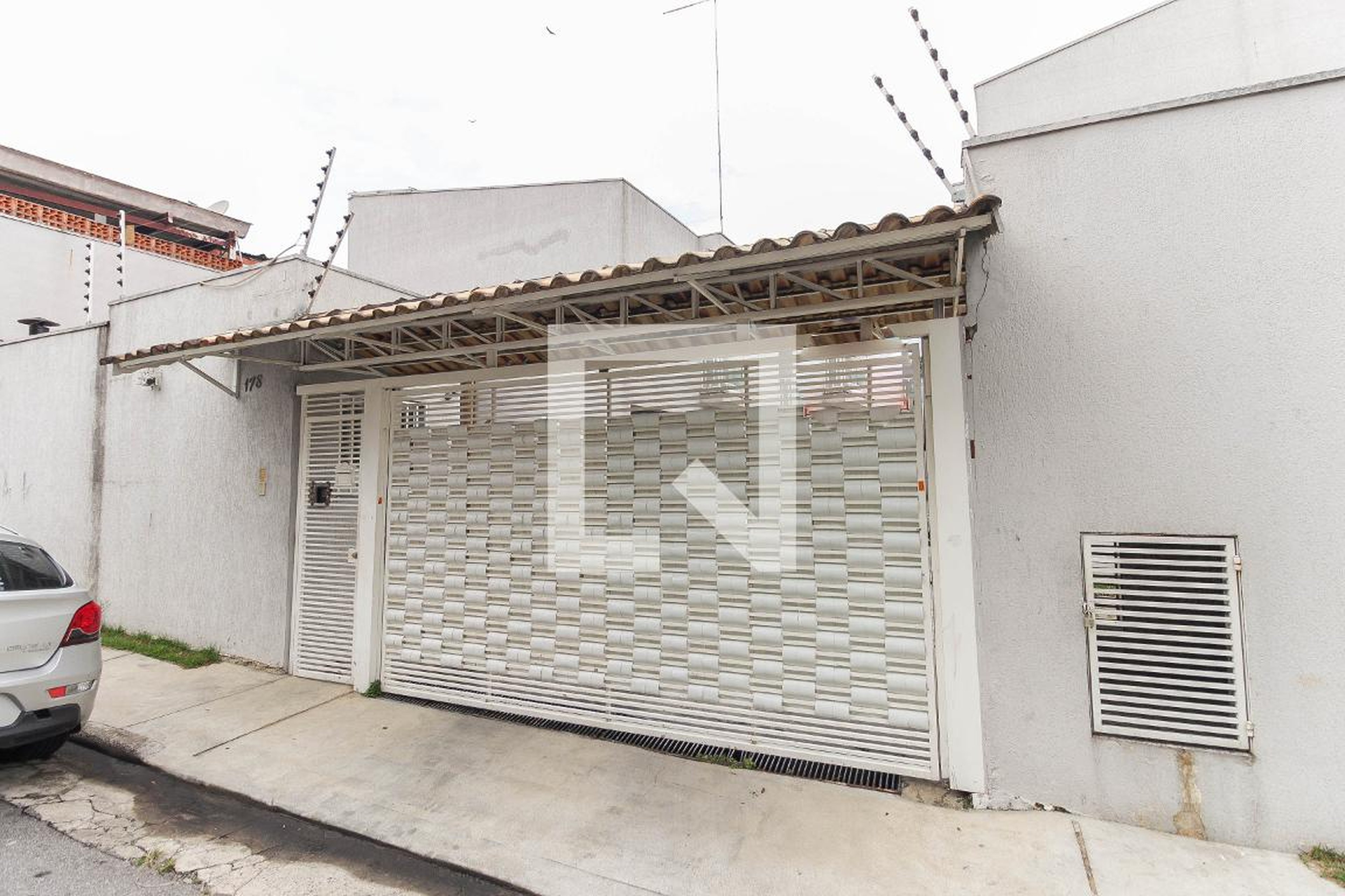 Fachada Condomínio em Rua Alfredo Costa, 178