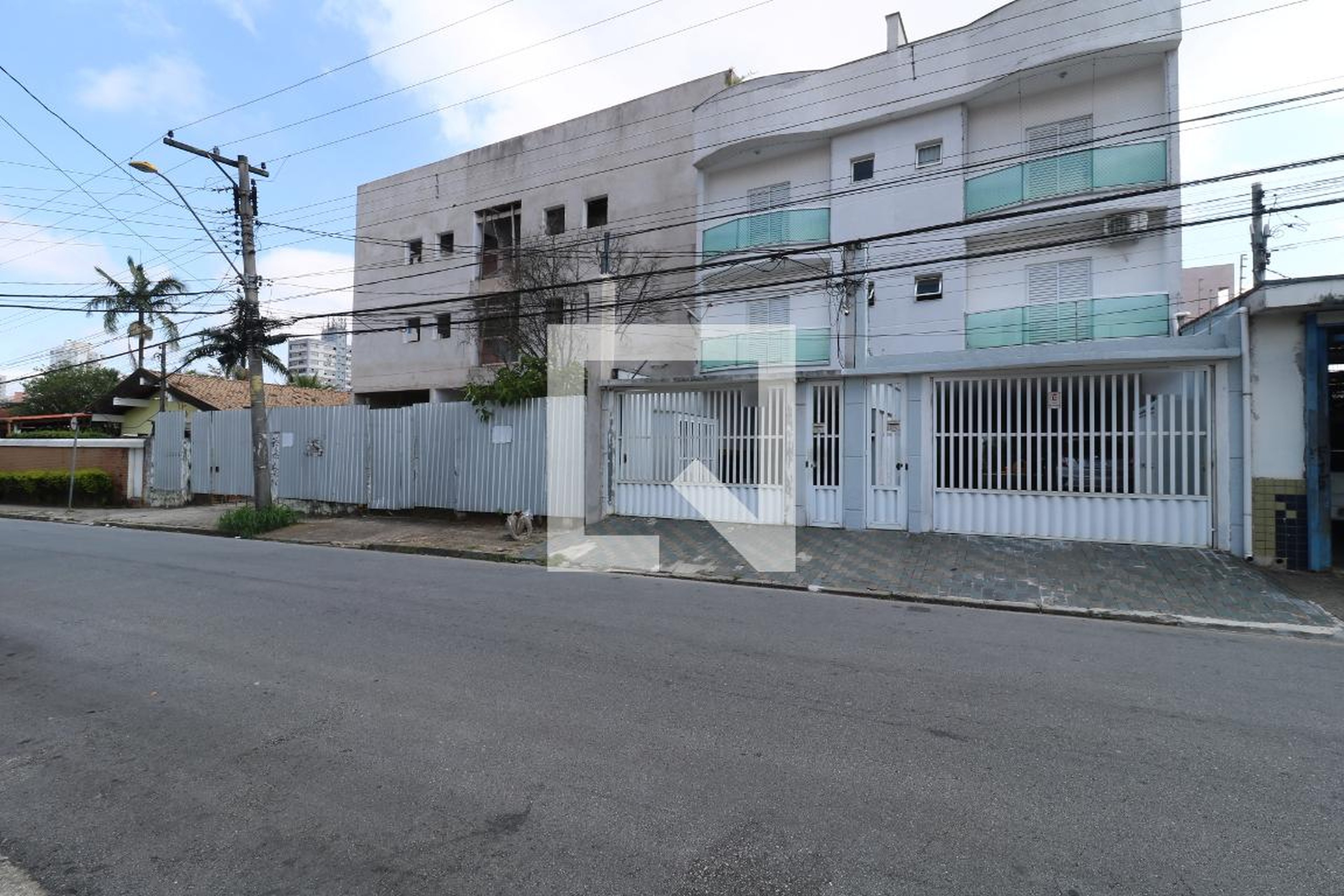 Fachada Condomínio em Rua Galeão Carvalhal, 373