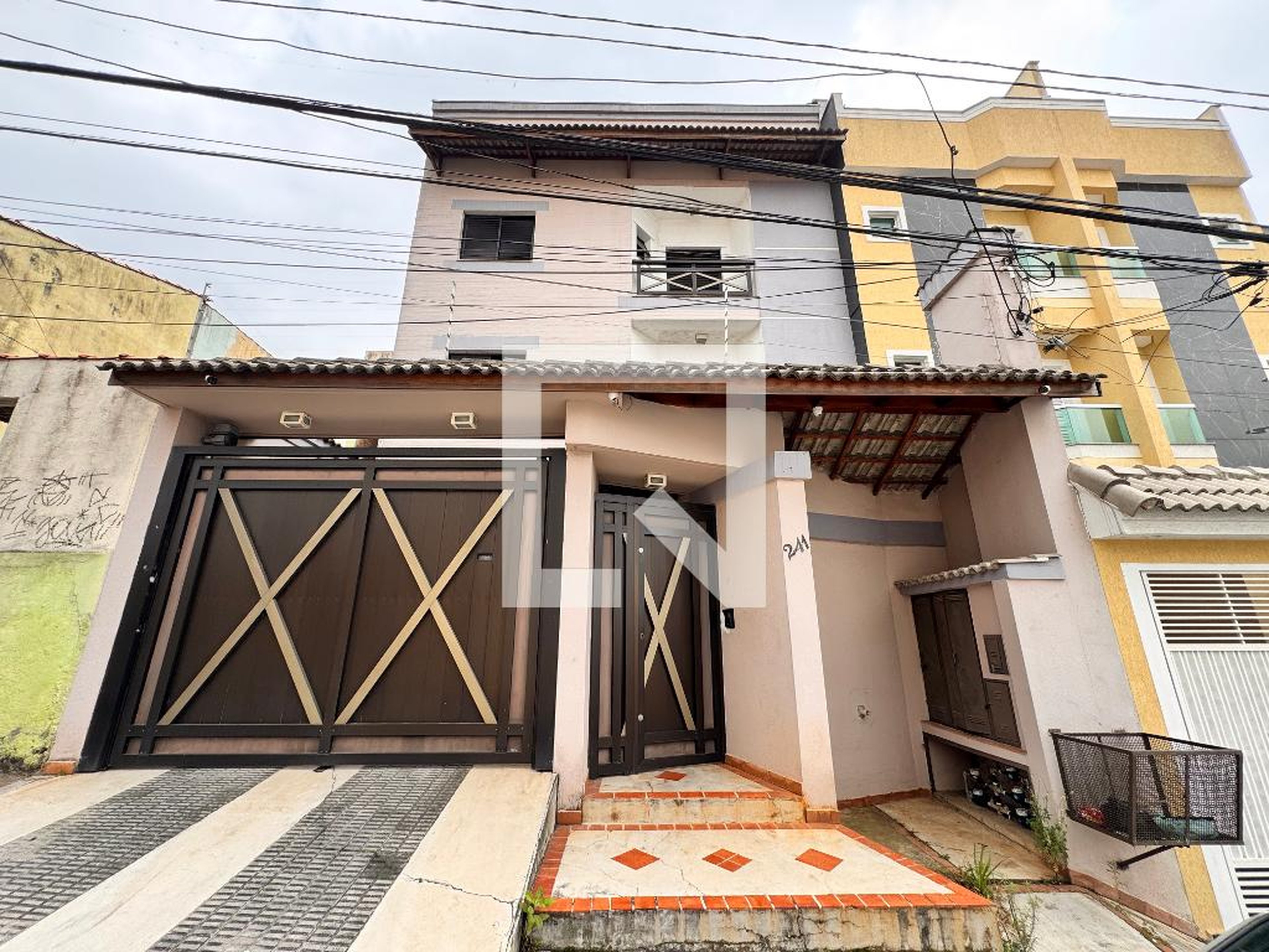 Fachada Condomínio em Rua Santa Isabel, 241