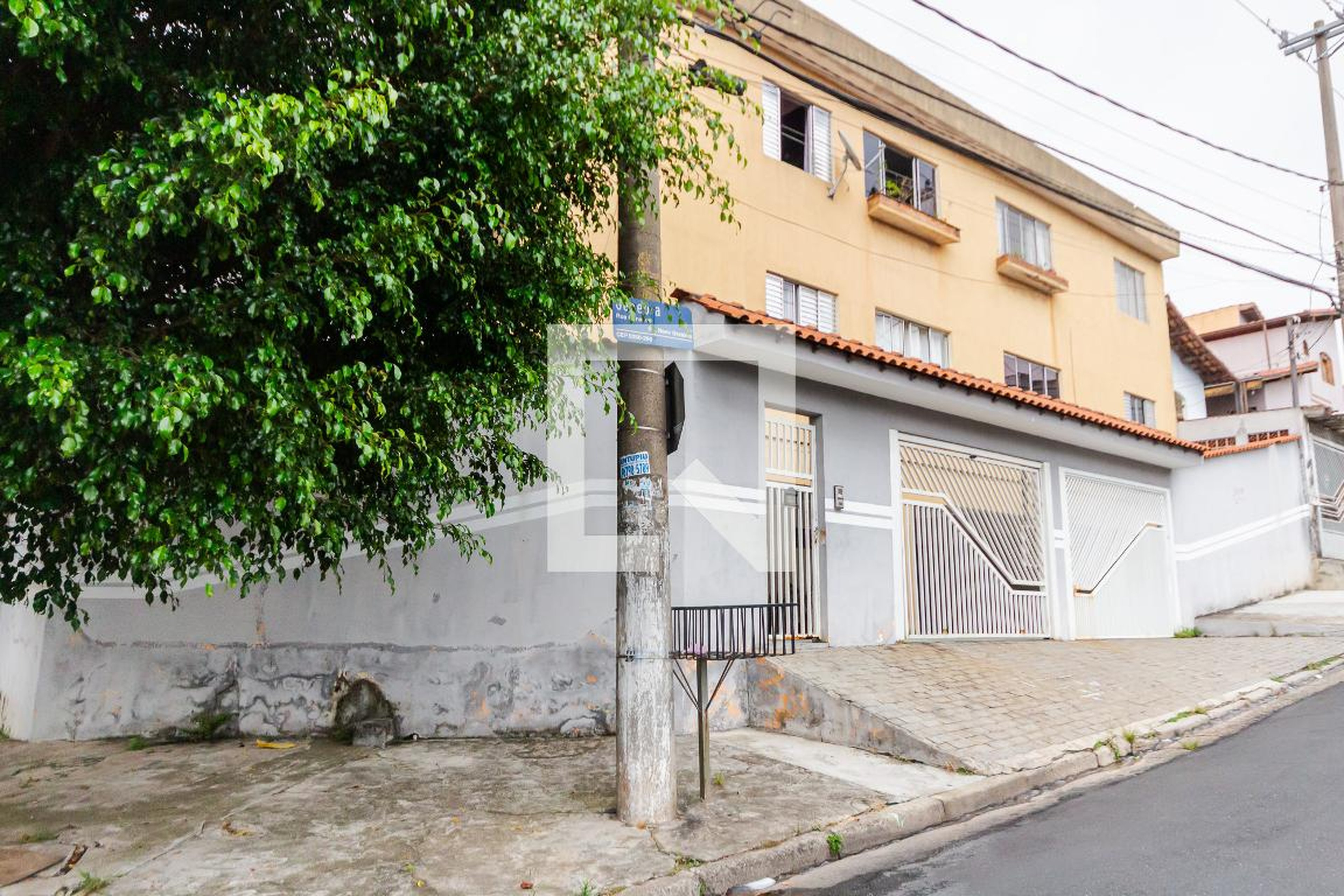 Fachada Condomínio em Rua Evangelista de Souza, 212