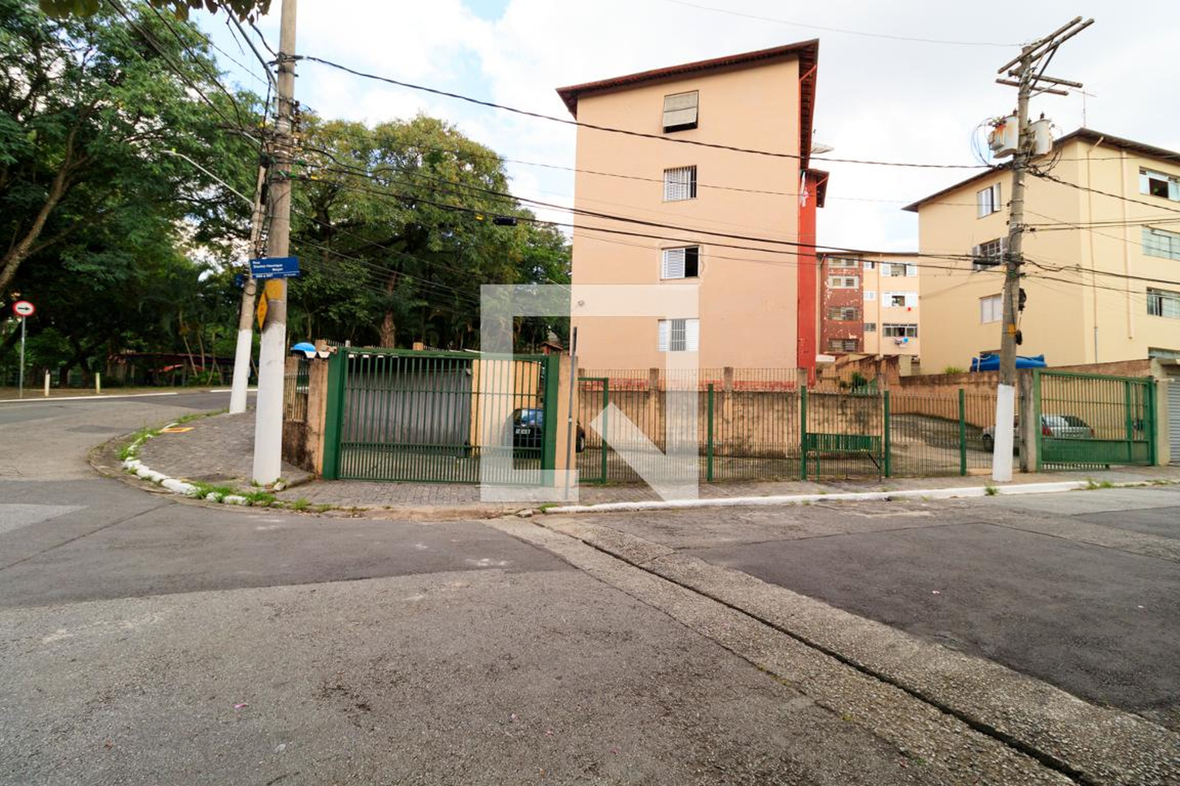 Fachada Condomínio em Praça Doutor Levem Vampré, 95