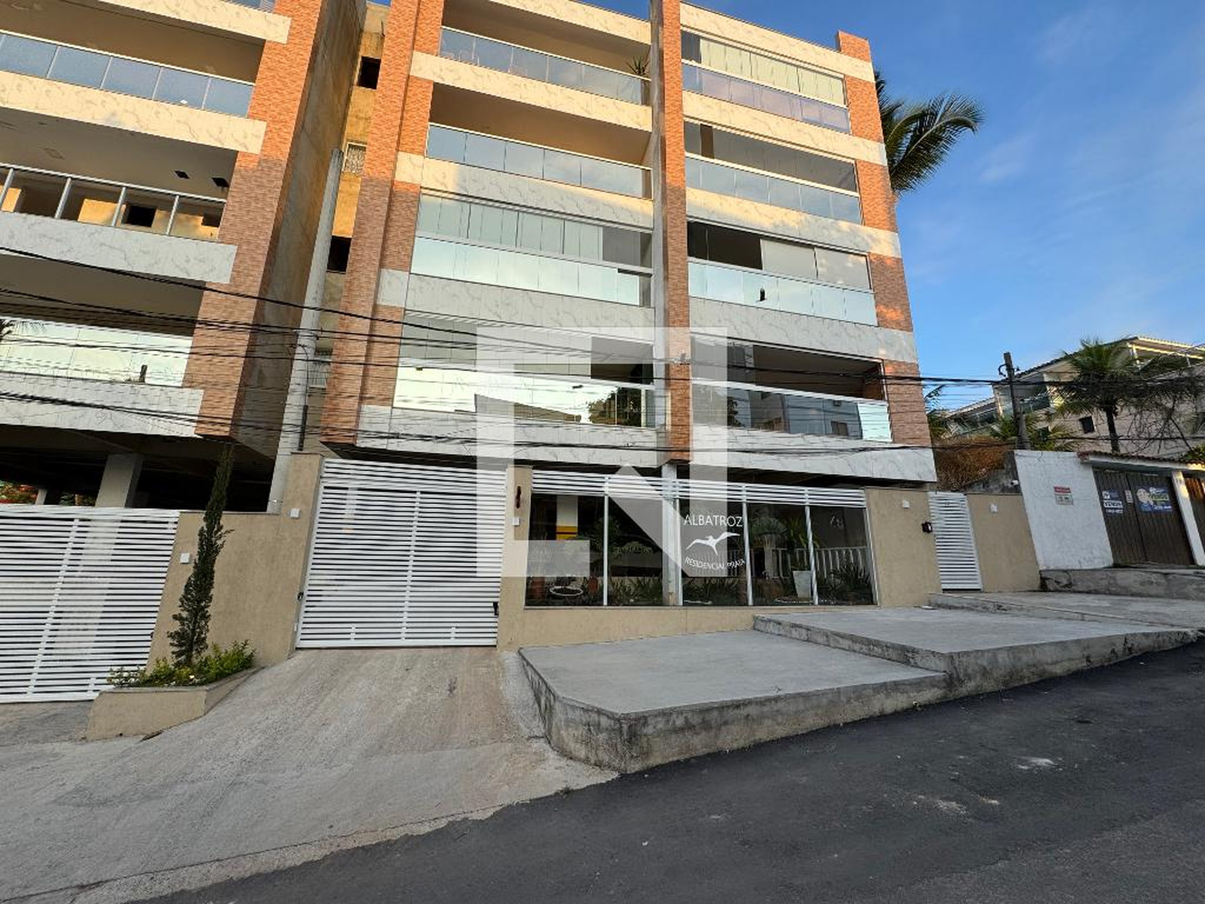 Fachada Condomínio em Rua R Bandeirantes, 48