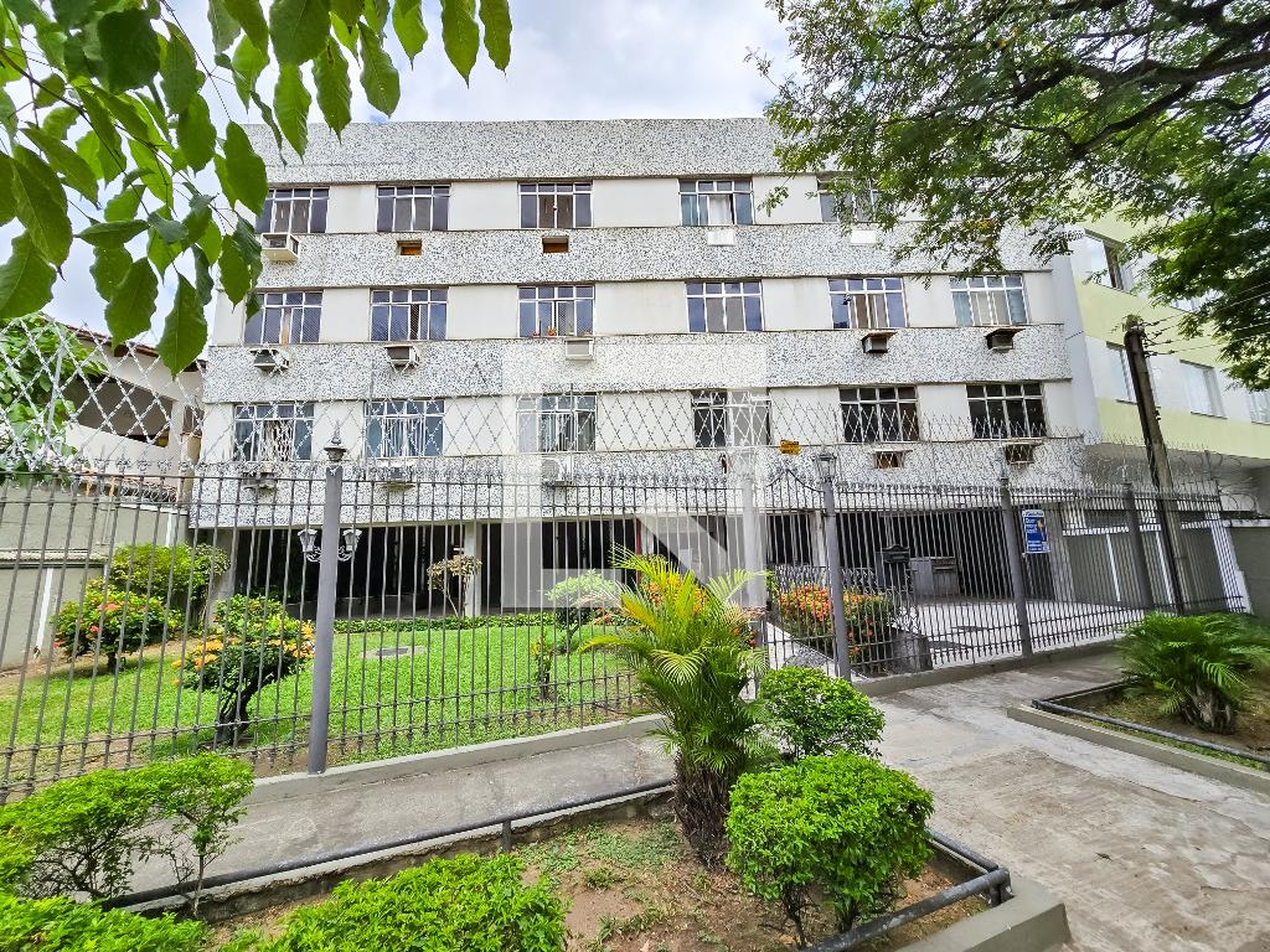 Fachada Condomínio em Rua Cachambi, 41