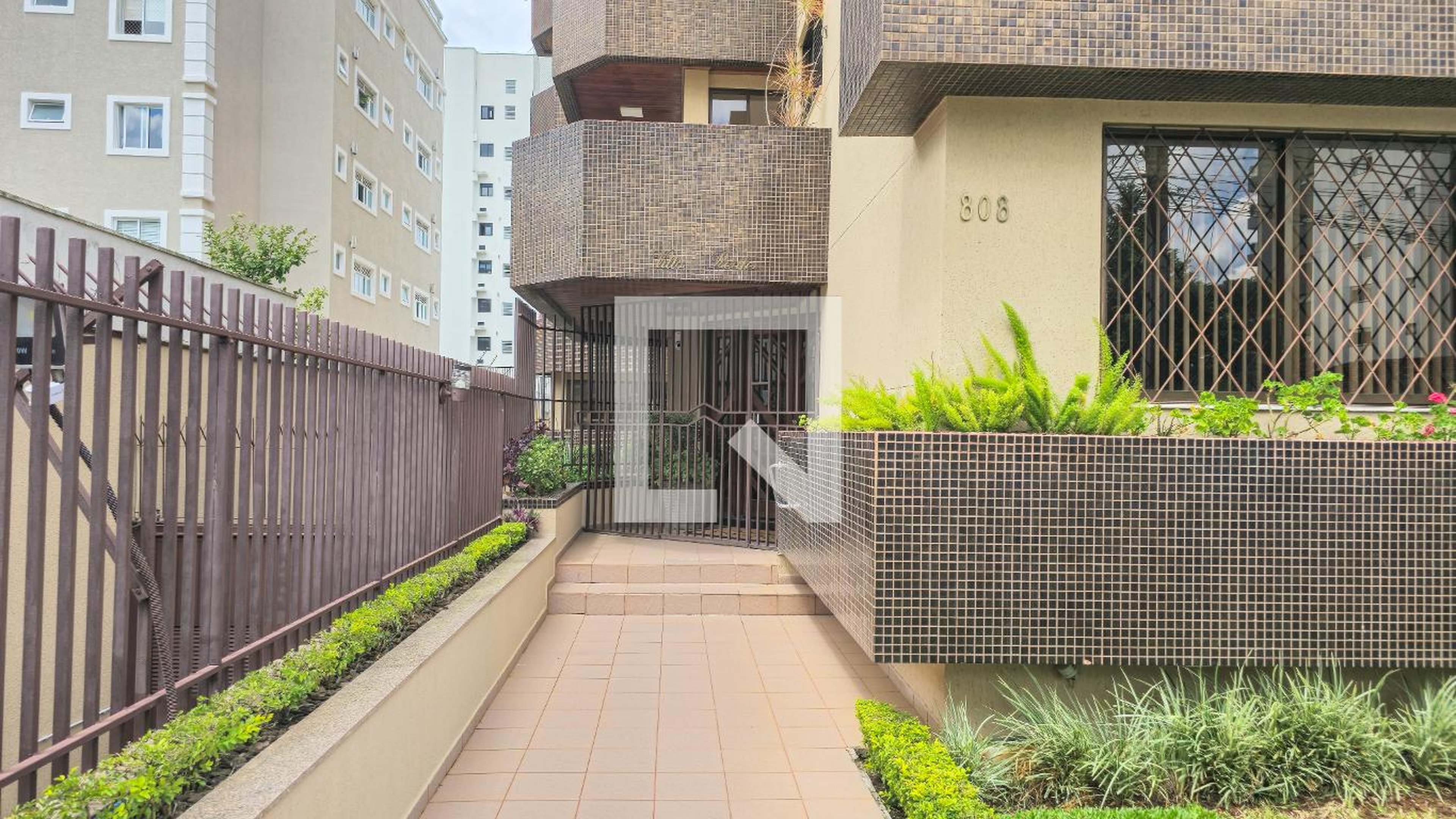 Fachada Condomínio em Rua Alberto Folloni, 808