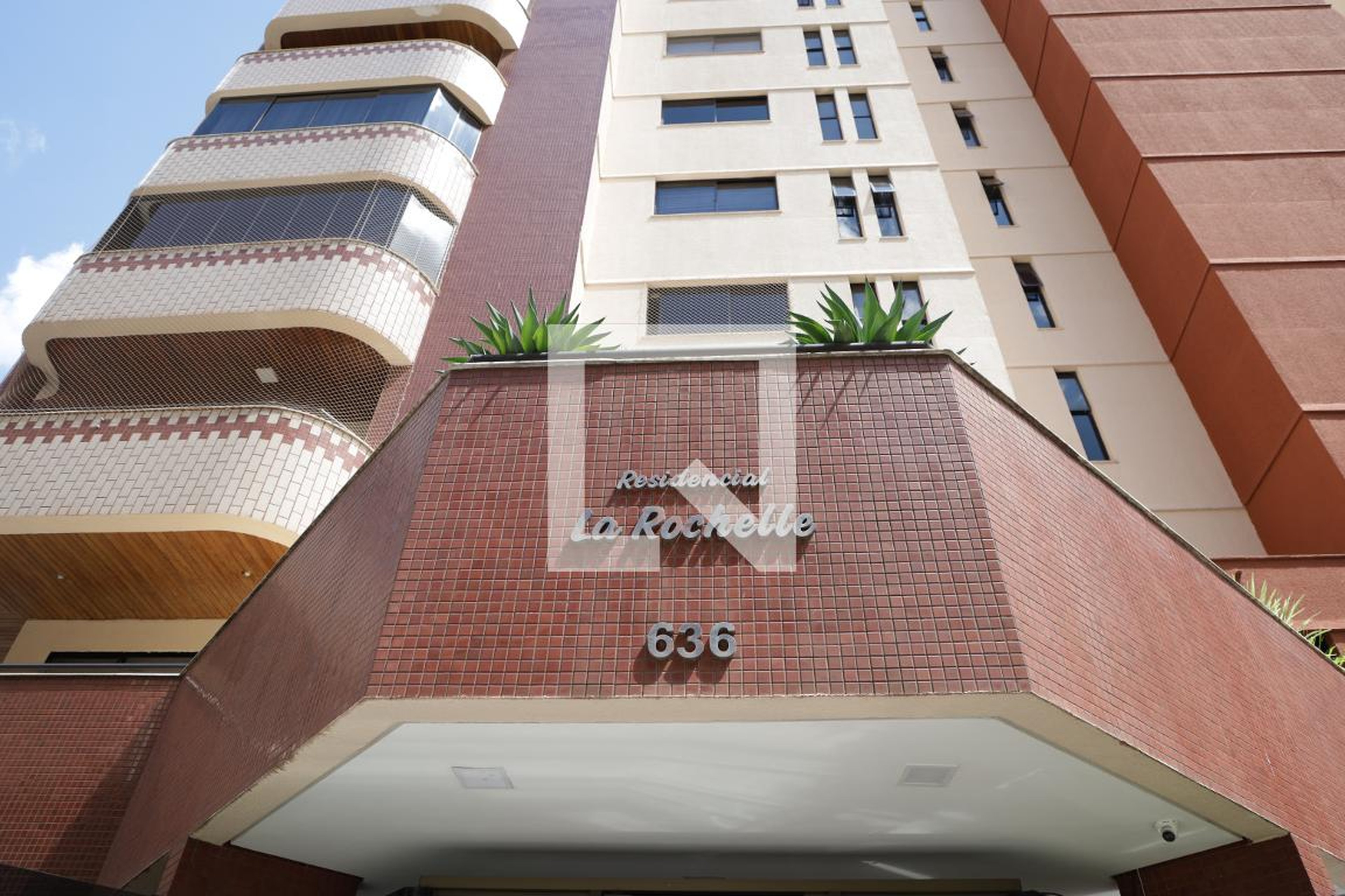 Fachada Condomínio em Avenida T-4, 636