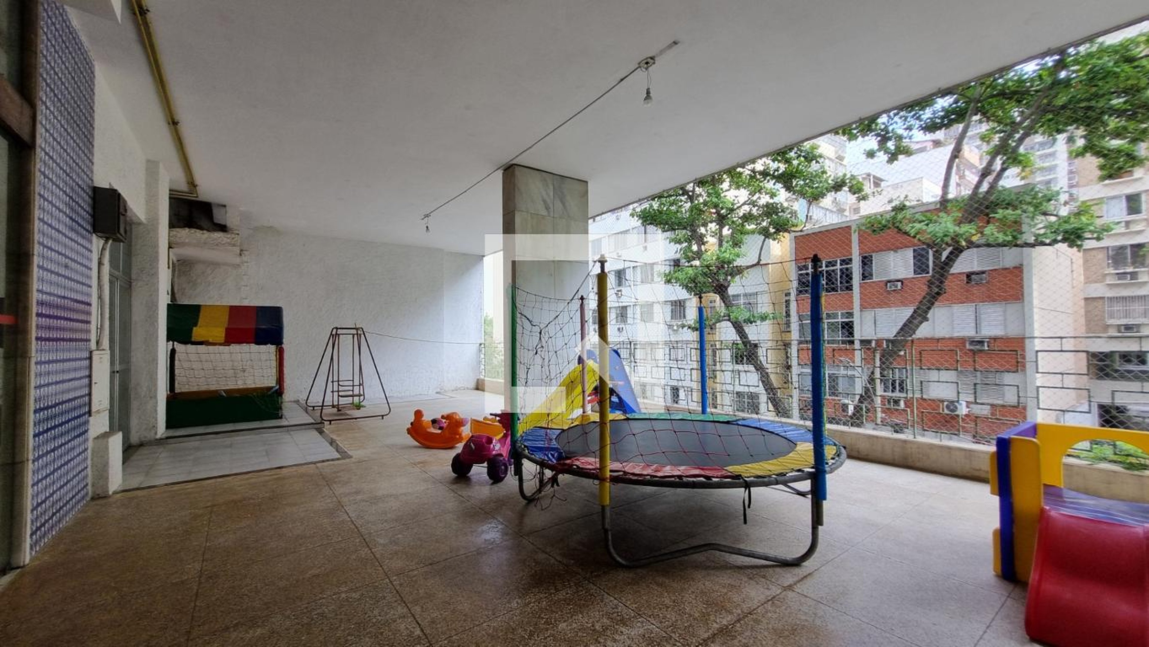 Playground - Edificio Torre Eiffel