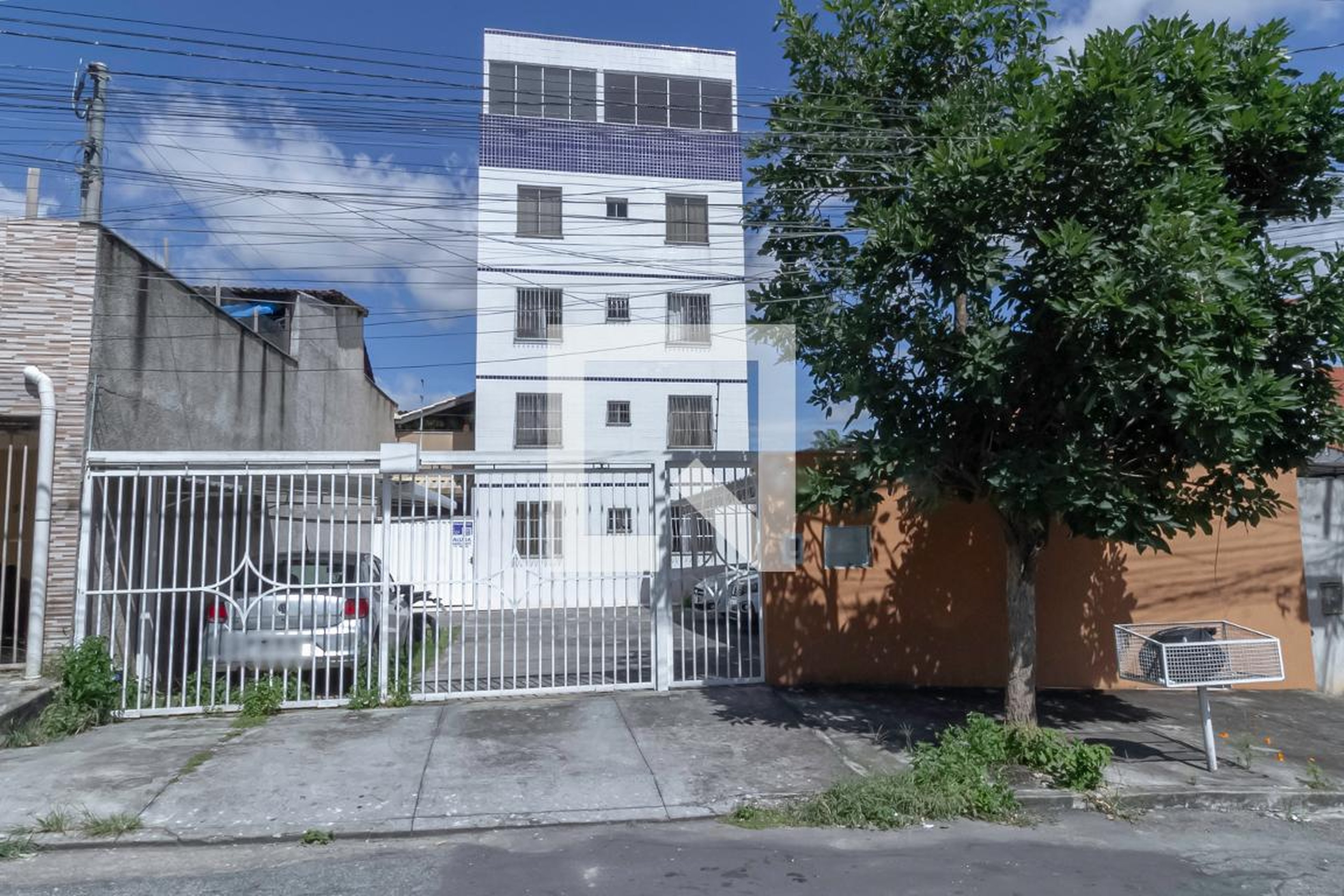 Fachada Condomínio em Rua Latania, 97