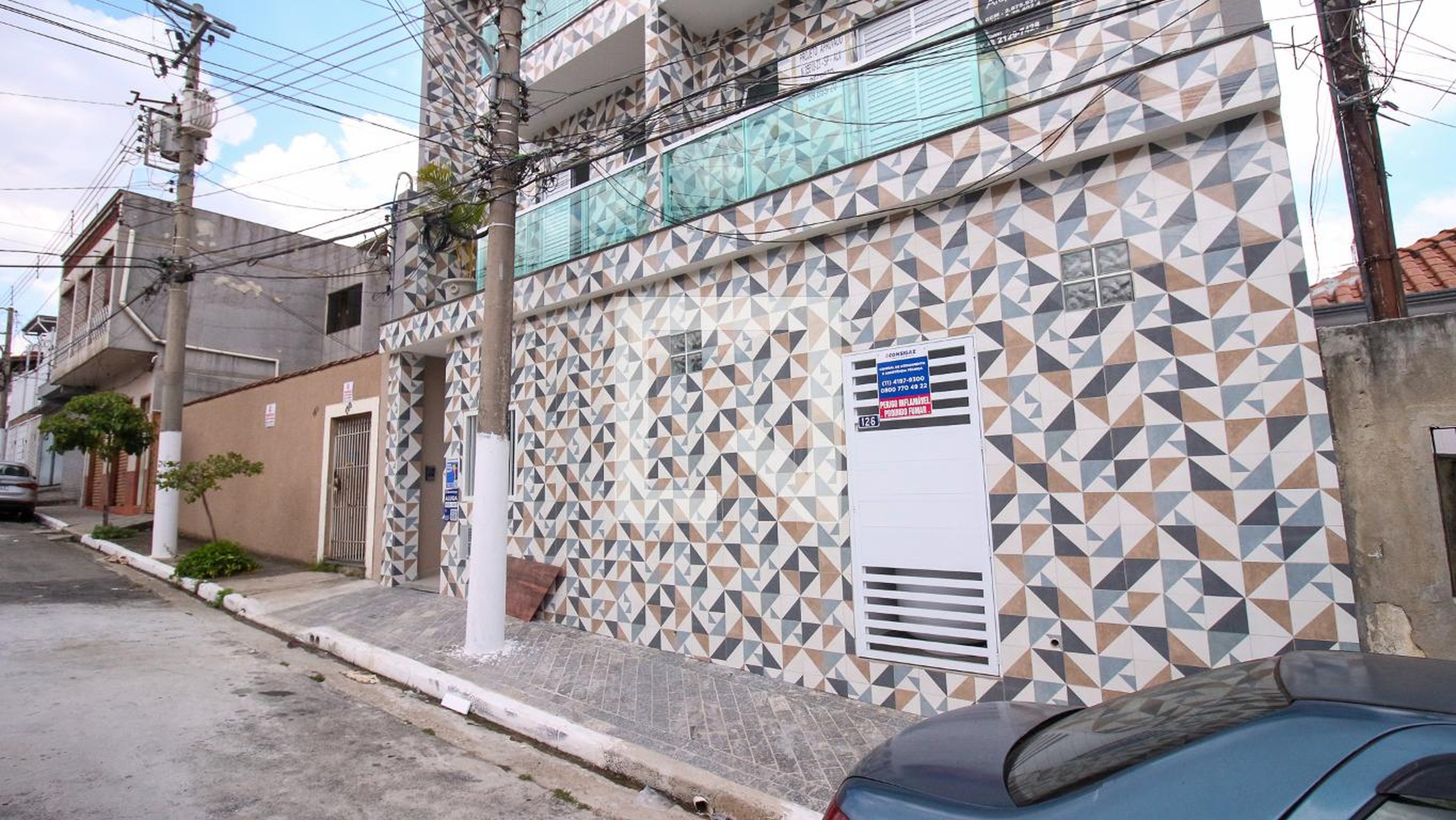 Fachada Condomínio em Rua Gomes de Araújo, 126