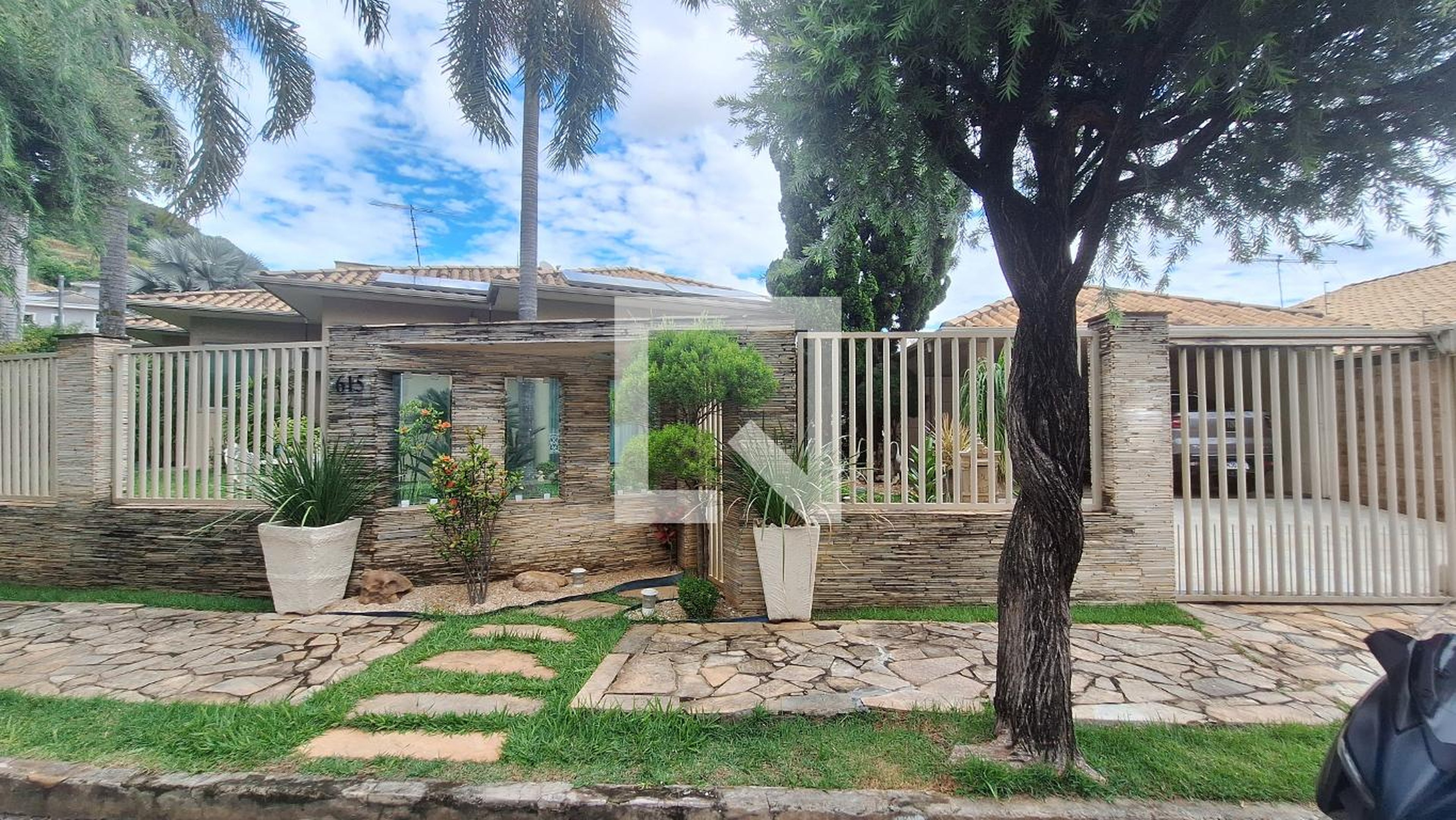 Fachada Condomínio em Rua Constantino Siqueira dos Santos, 615