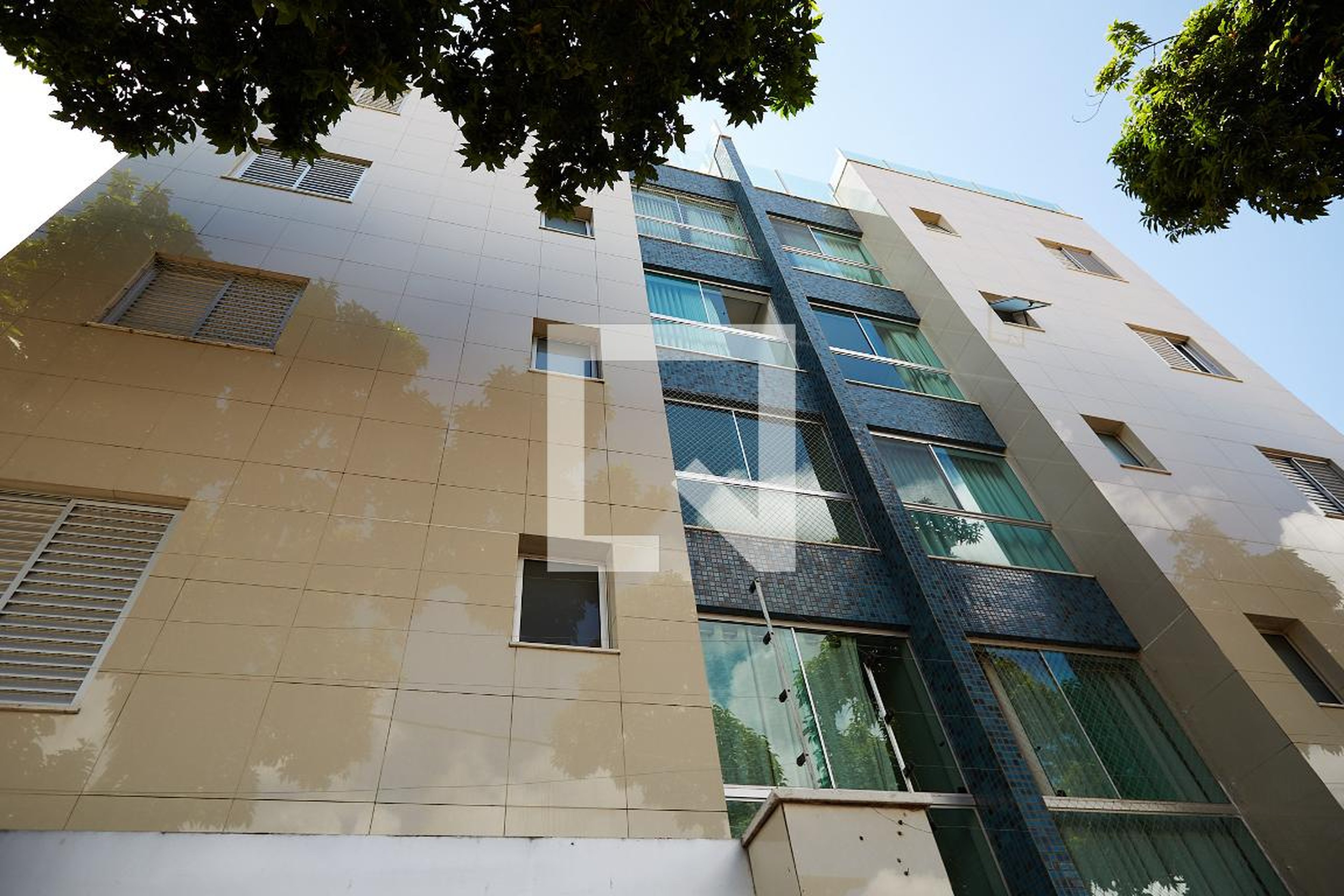 Fachada Condomínio em Rua Tulipa, 715