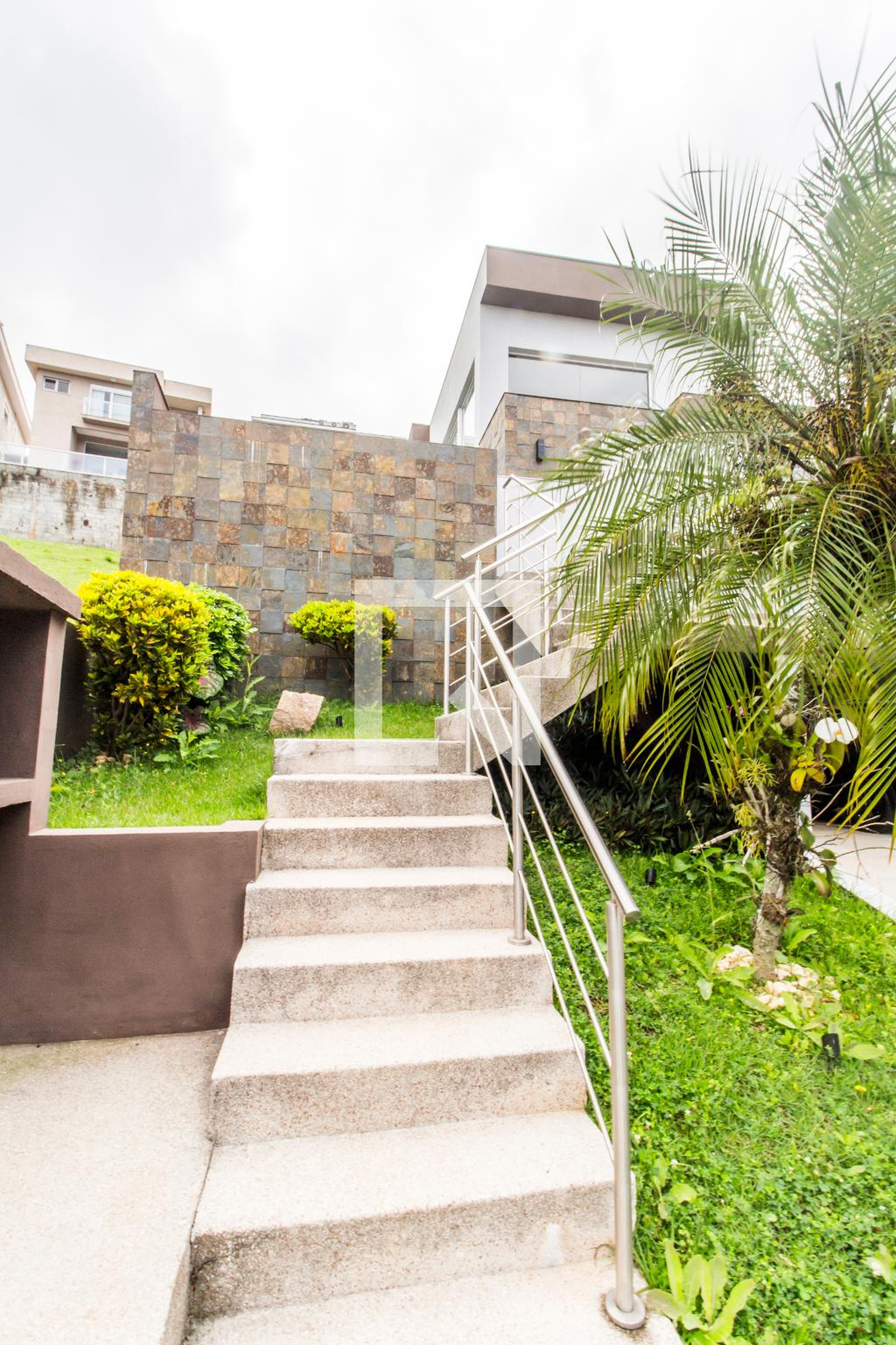 Entrada Condomínio em Alameda Valê do Jacuí, 78