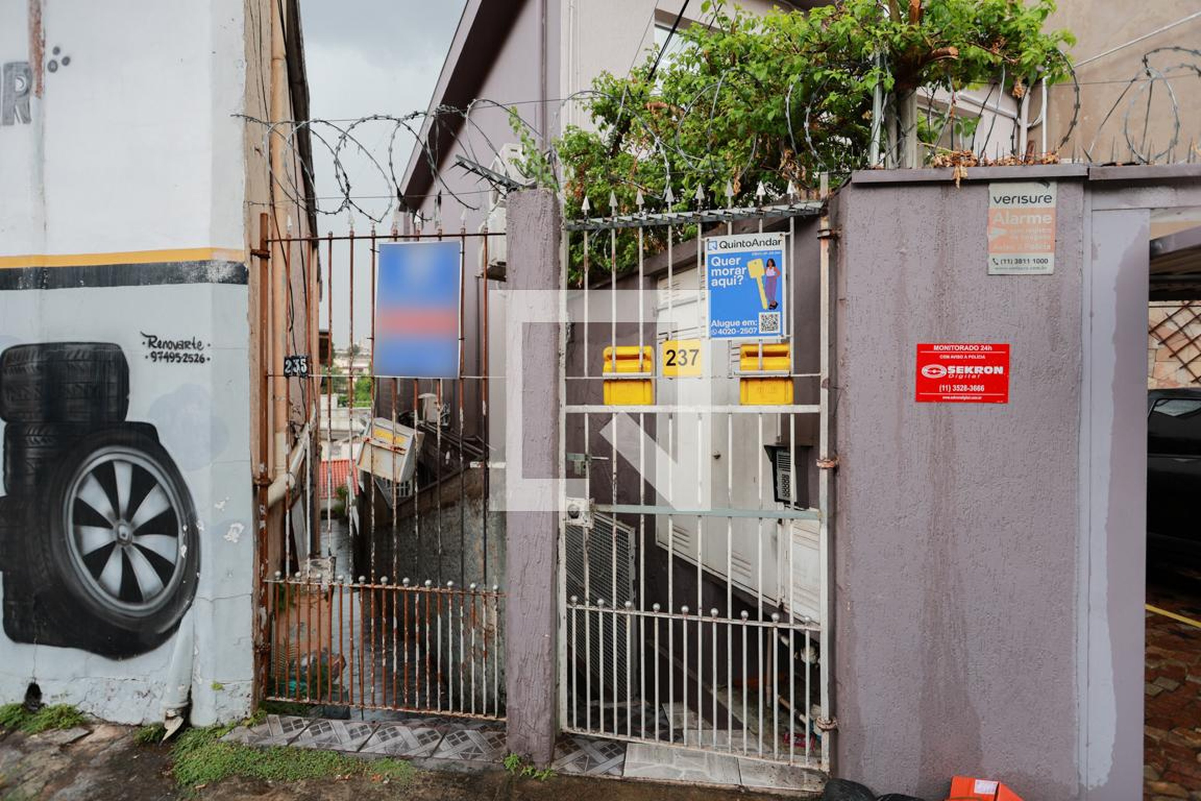 Fachada Condomínio em Rua Ramal dos Menezes, 237
