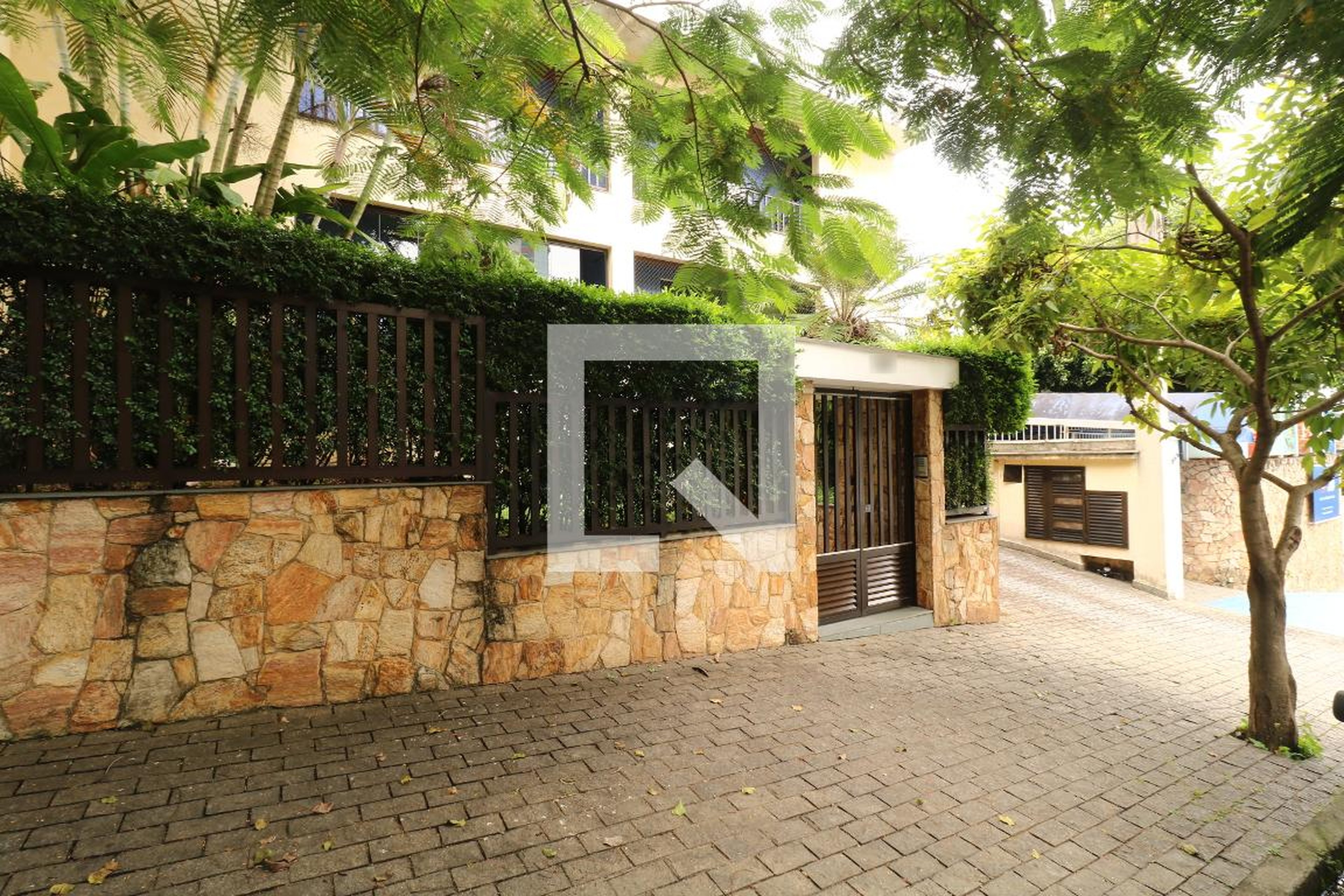 Fachada Condomínio em Rua das Cerejeiras, 215