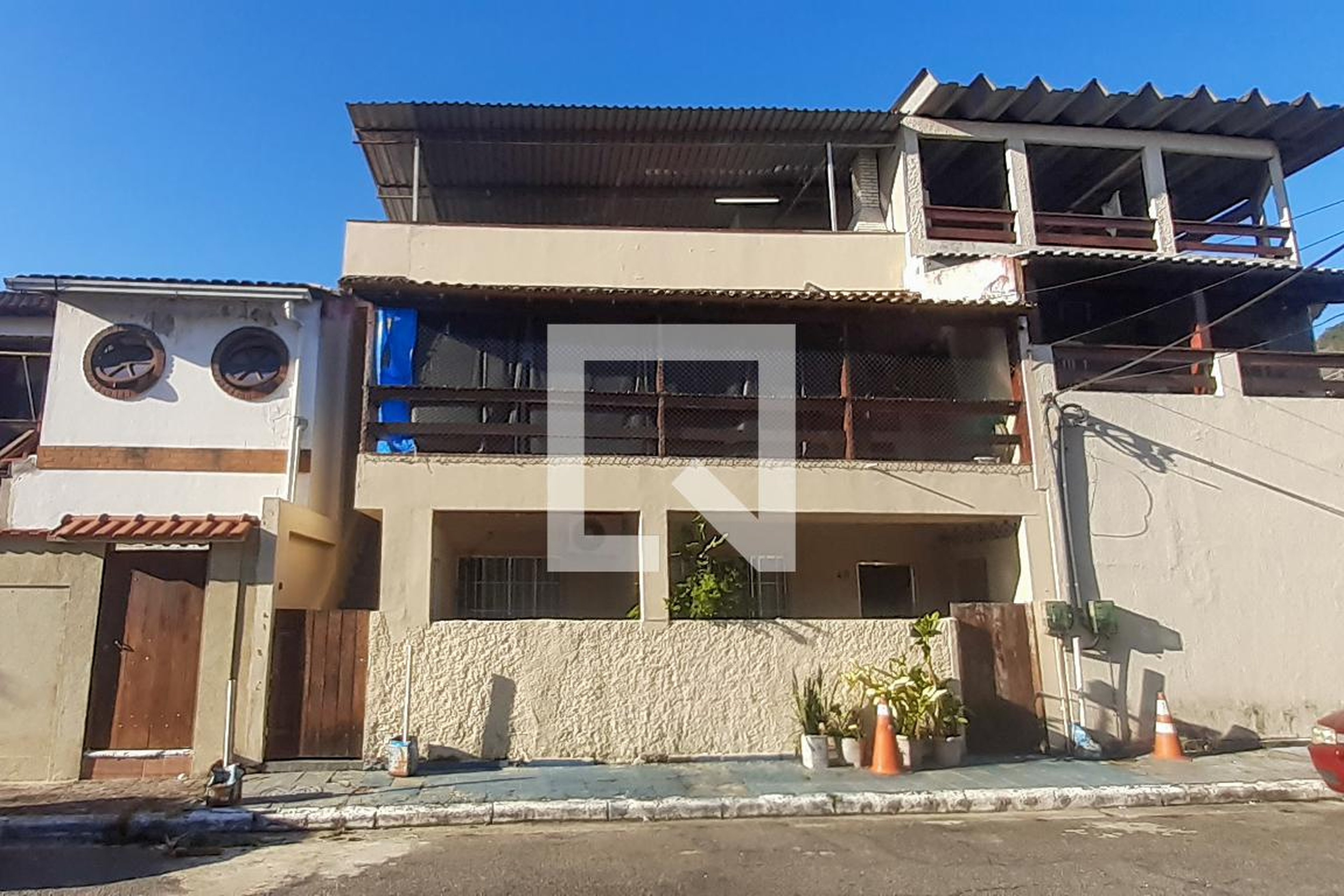 Fachada Condomínio em Rua Quitauna, 48