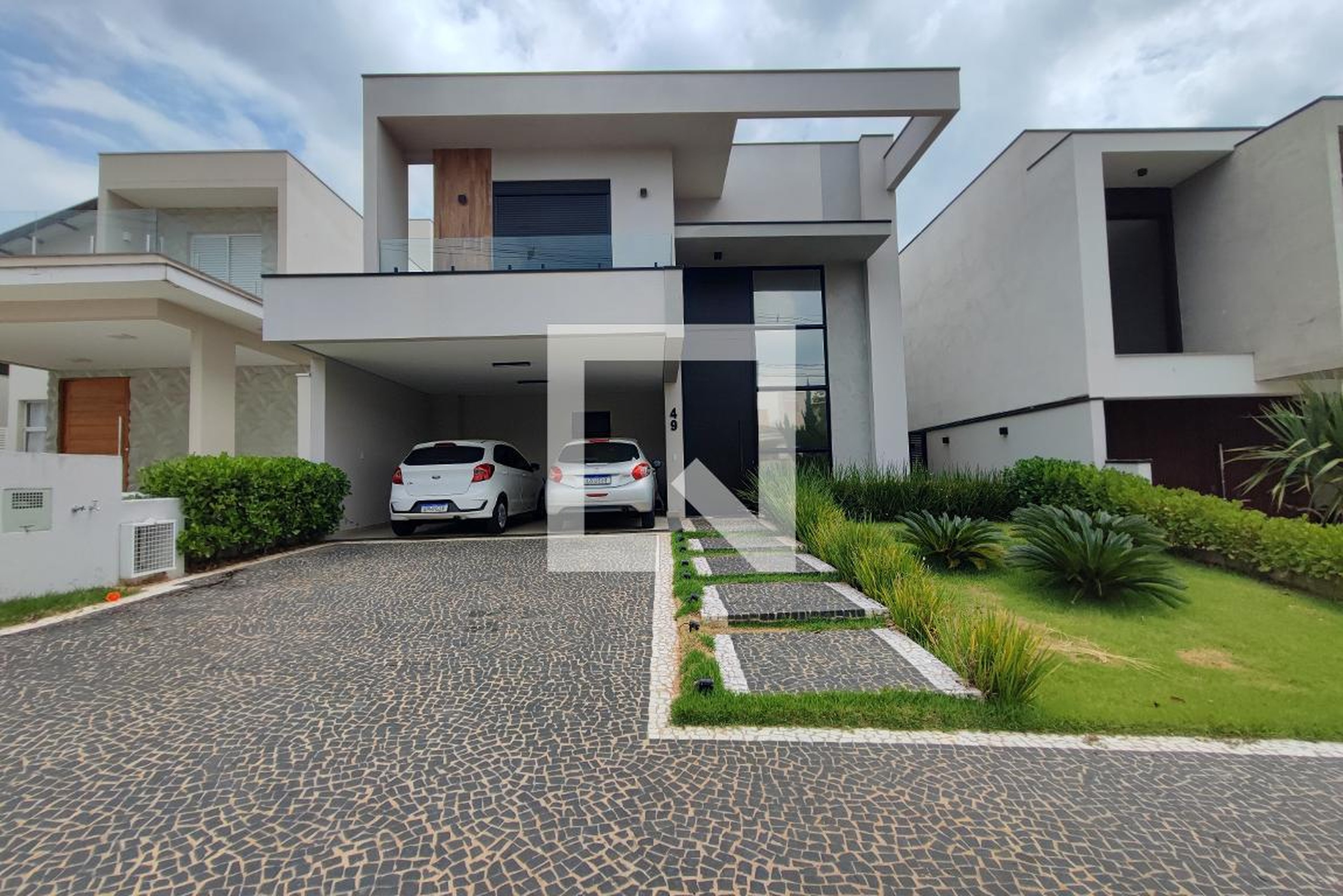 Fachada Condomínio em Rua Luiz Carlos Santa Cruz, 49