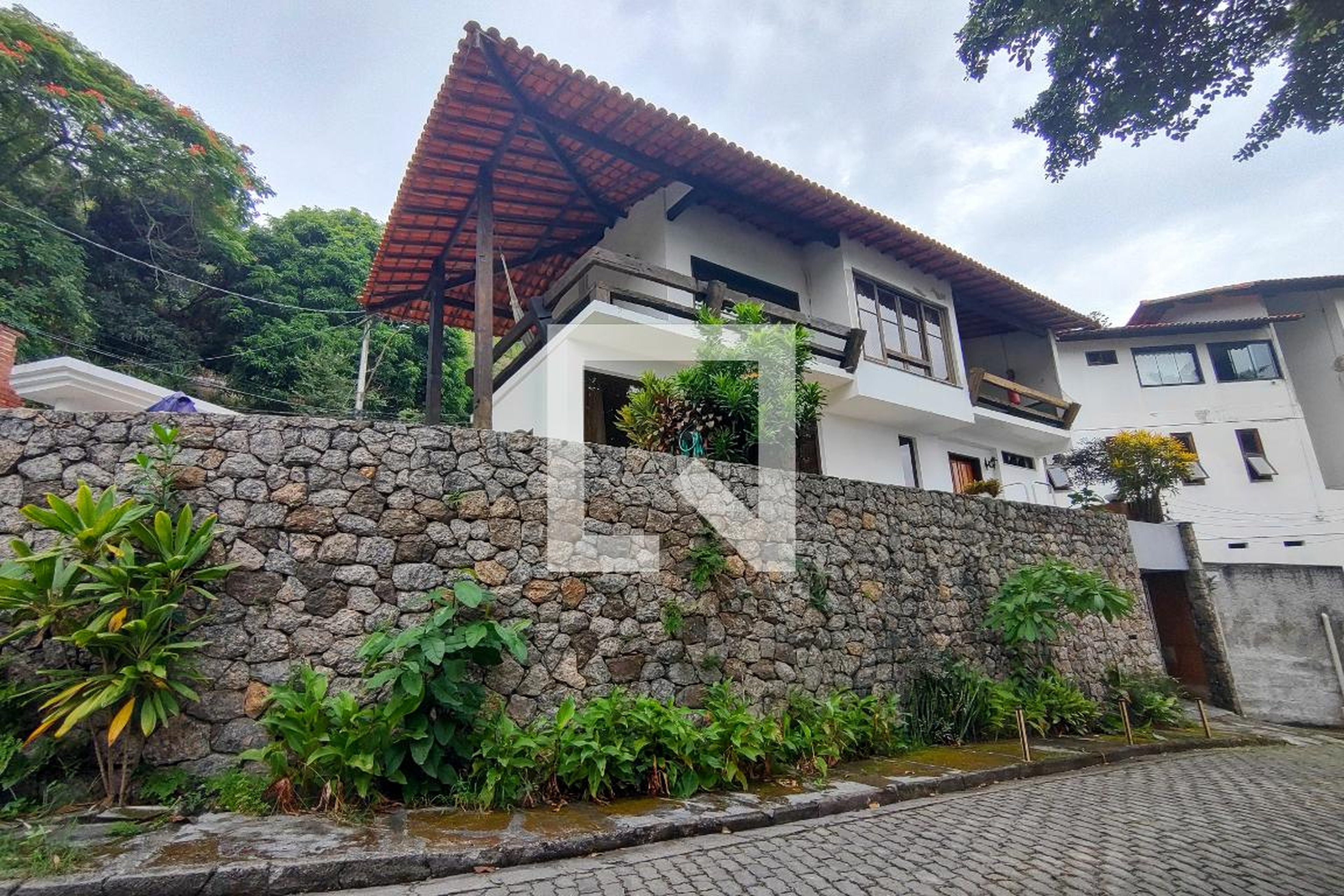 Fachada Condomínio em Rua Doutor Henrique Portugal, 81