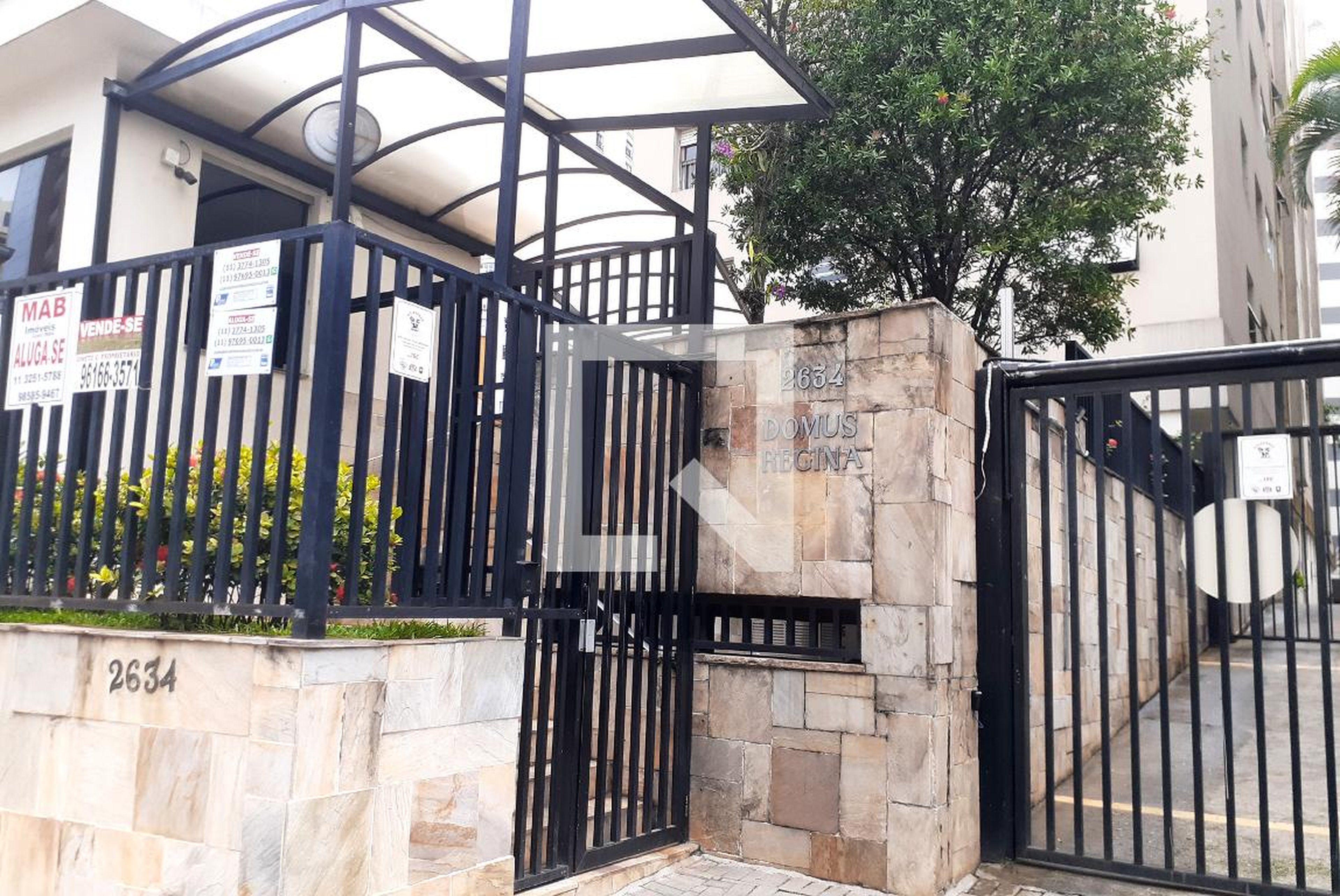 Fachada do Condomínio Edifício Domus Regina