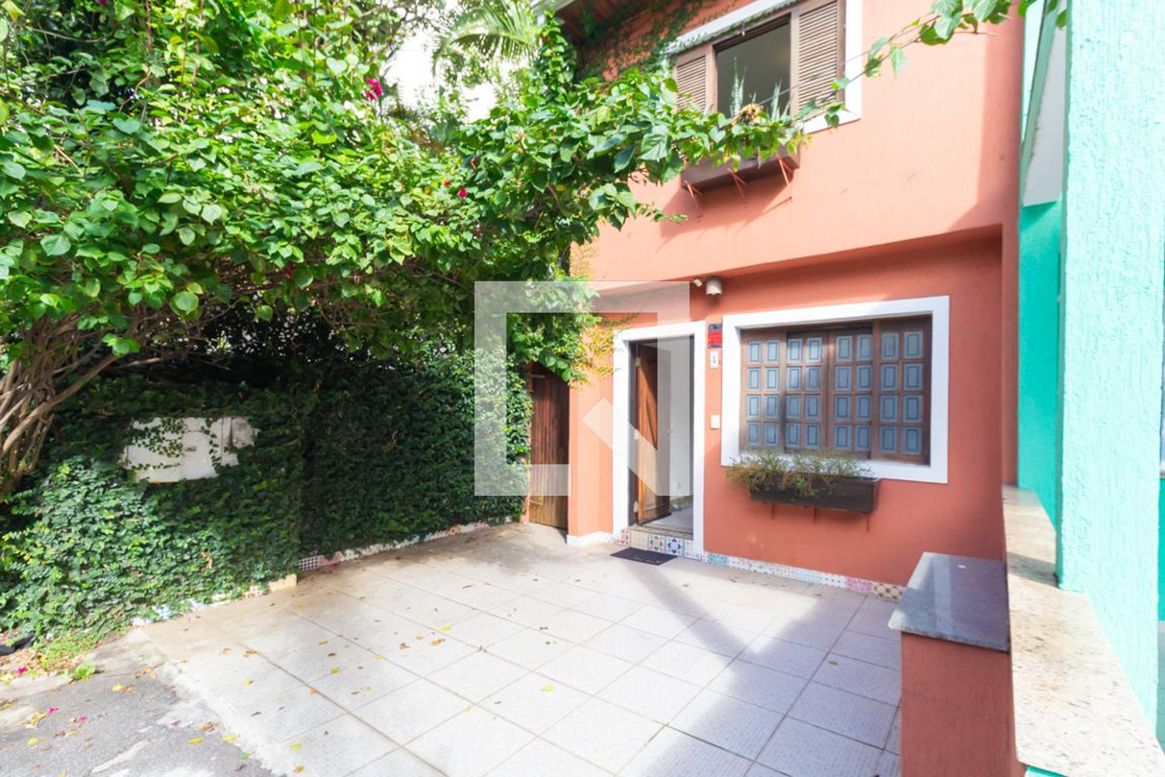 Fachada Condomínio em Rua Embuaçu, 82