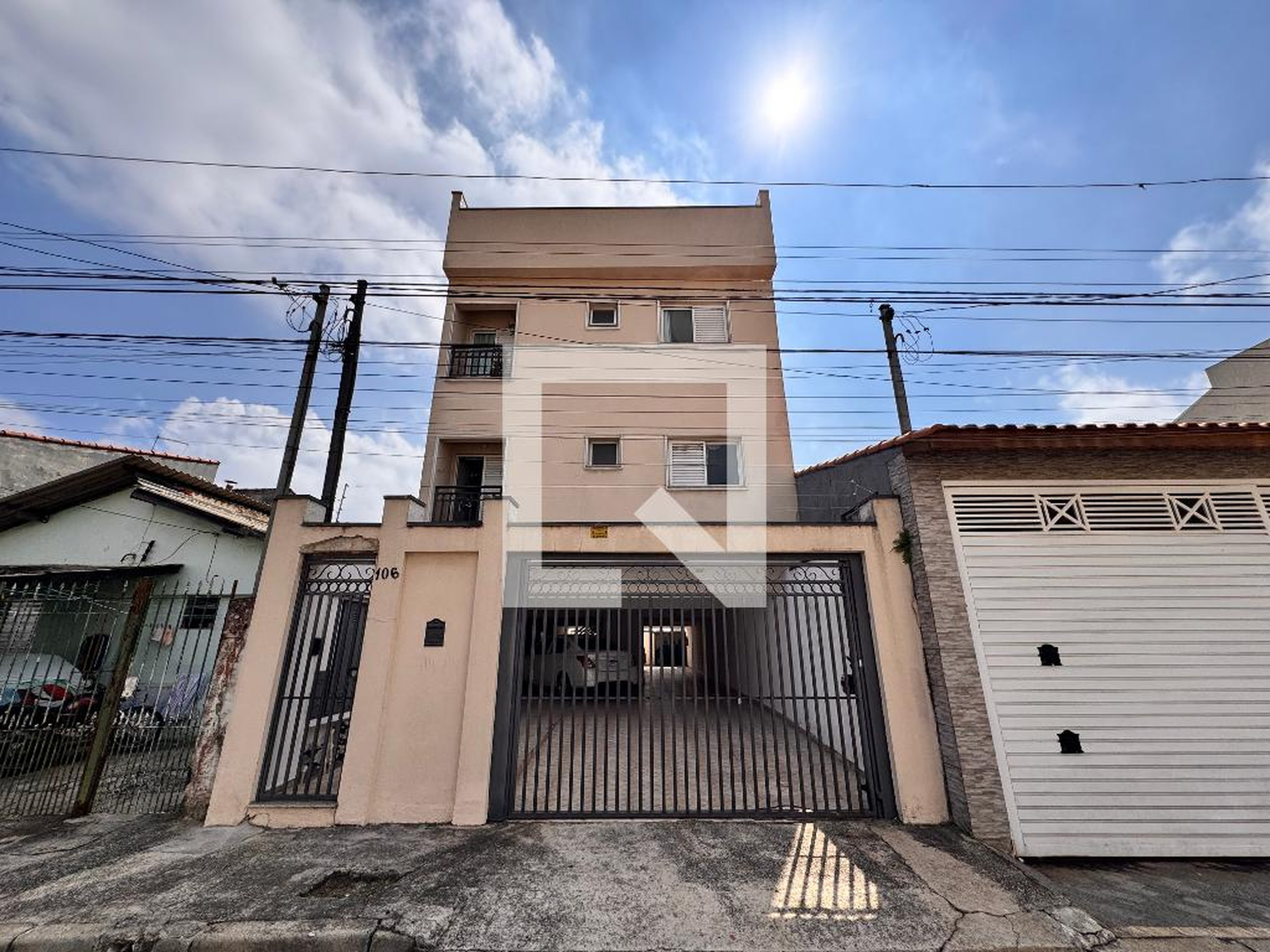 Fachada Condomínio em Rua Alabastro, 106