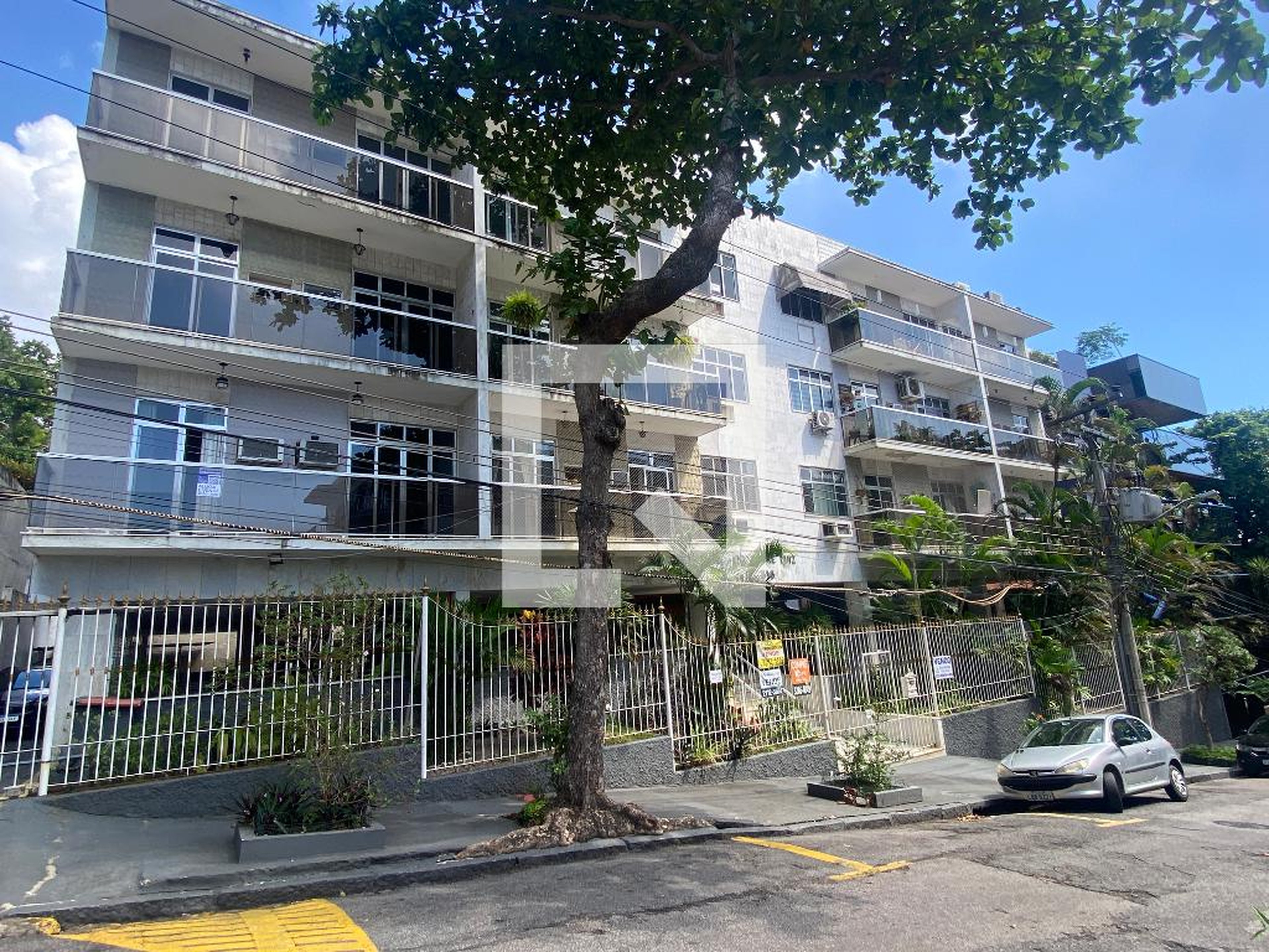 Fachada Condomínio em Rua Juraci Camargo, 516