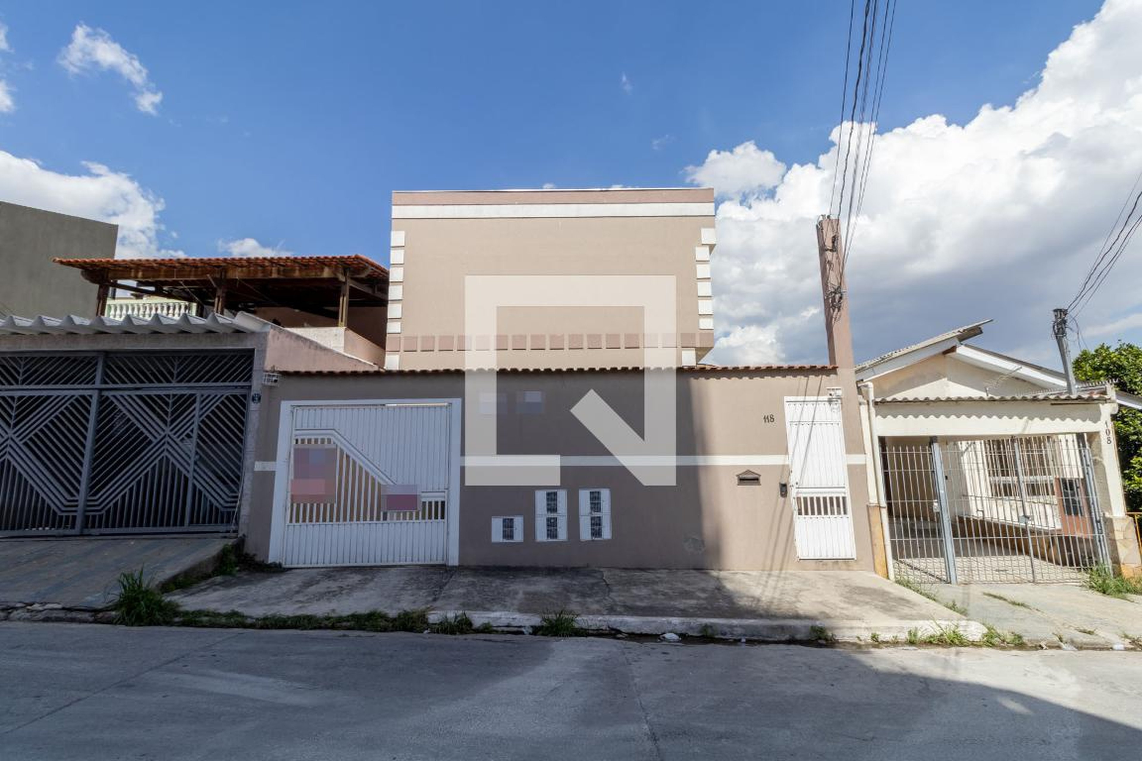 Fachada Condomínio em Rua Mangal, 118