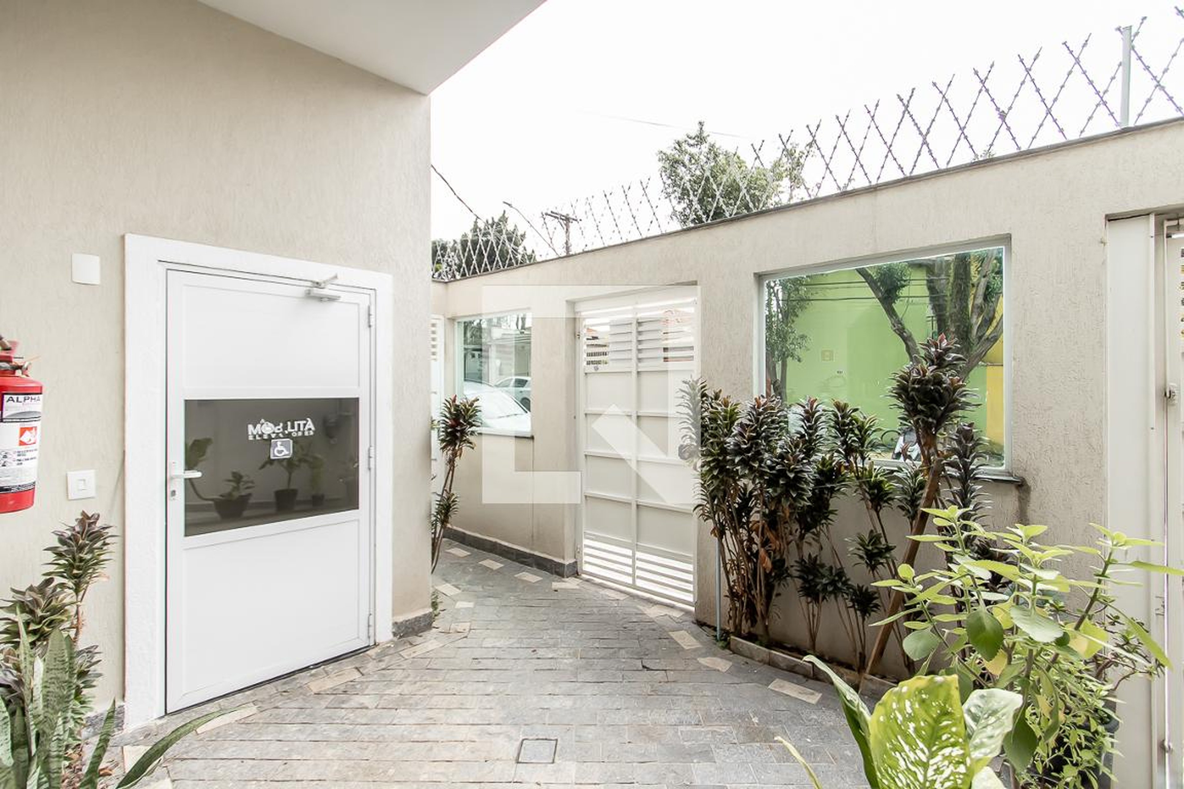 Fachada Condomínio em Rua José Issi, 80