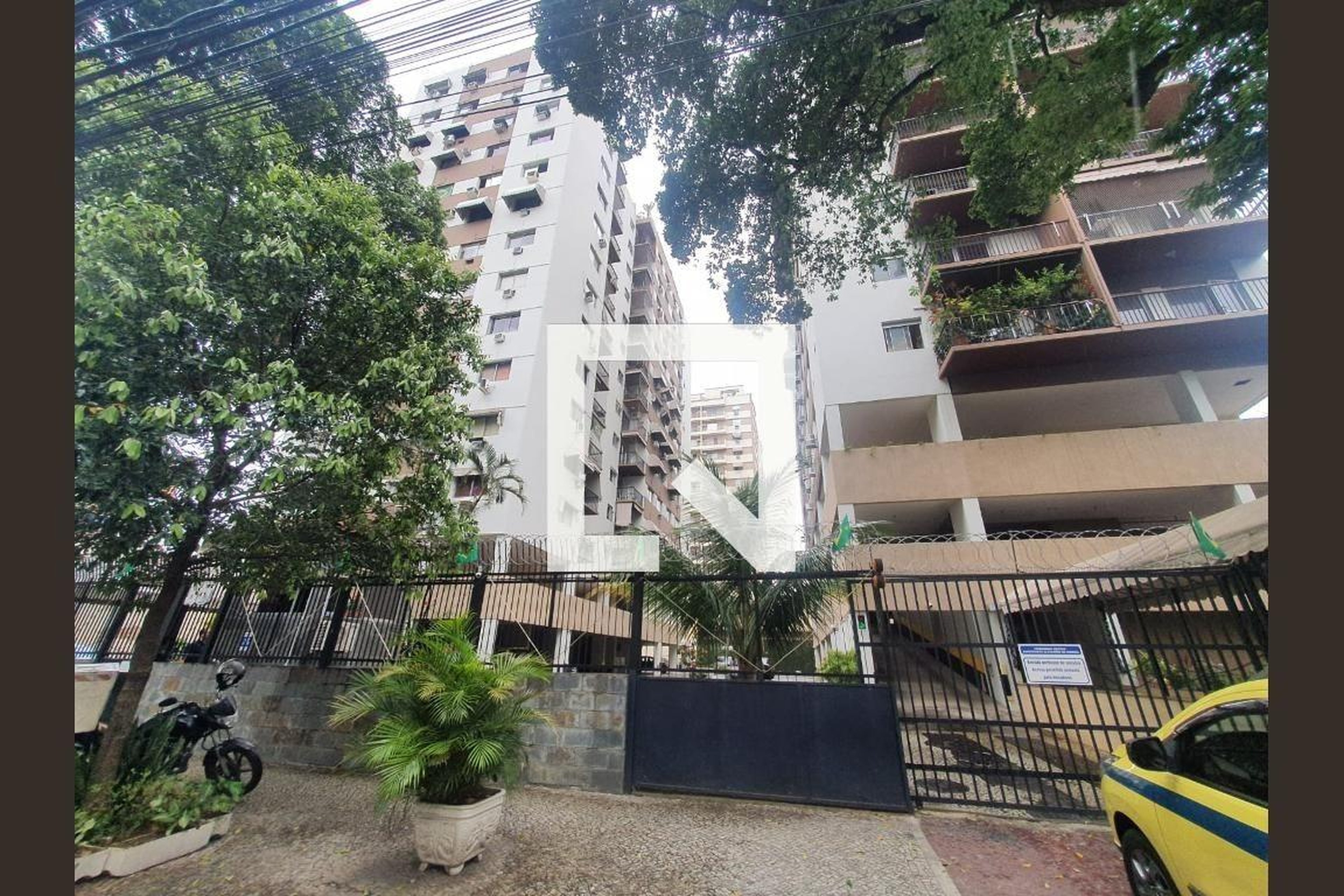 Fachada Condomínio Bandeirante A. de Gusmão