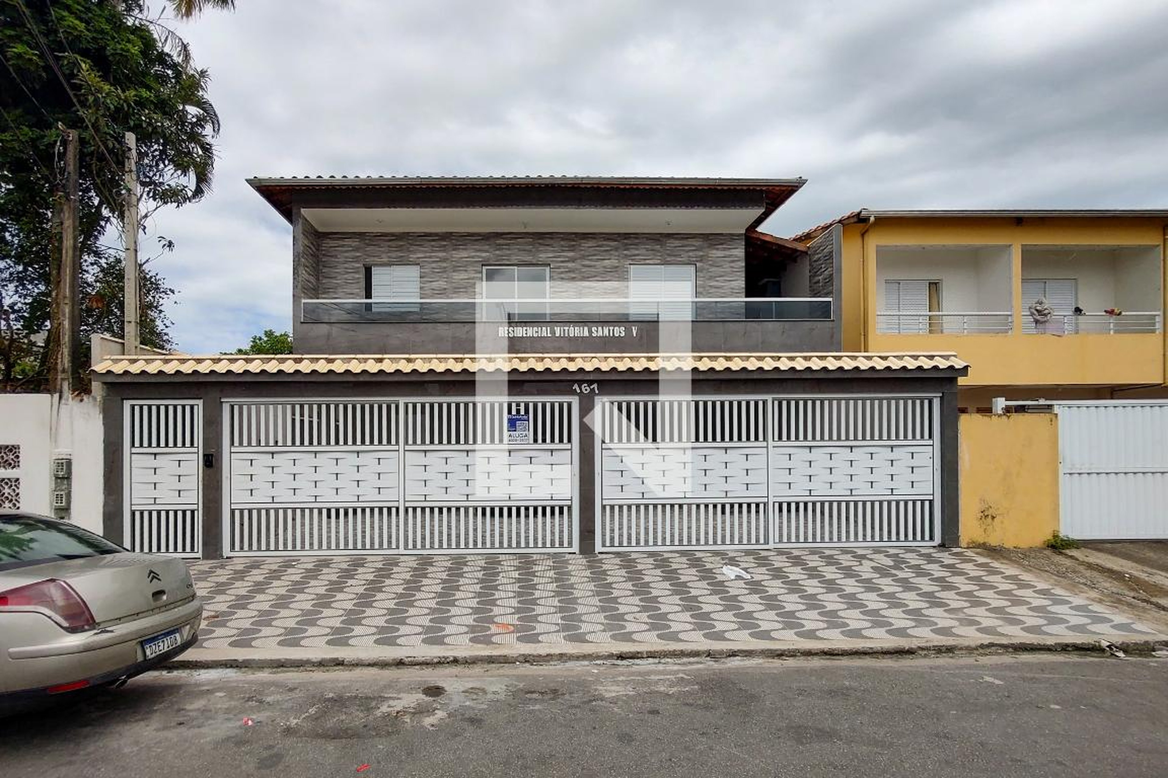Fachada Condomínio em Rua Maria de Jesus Jardim, 167