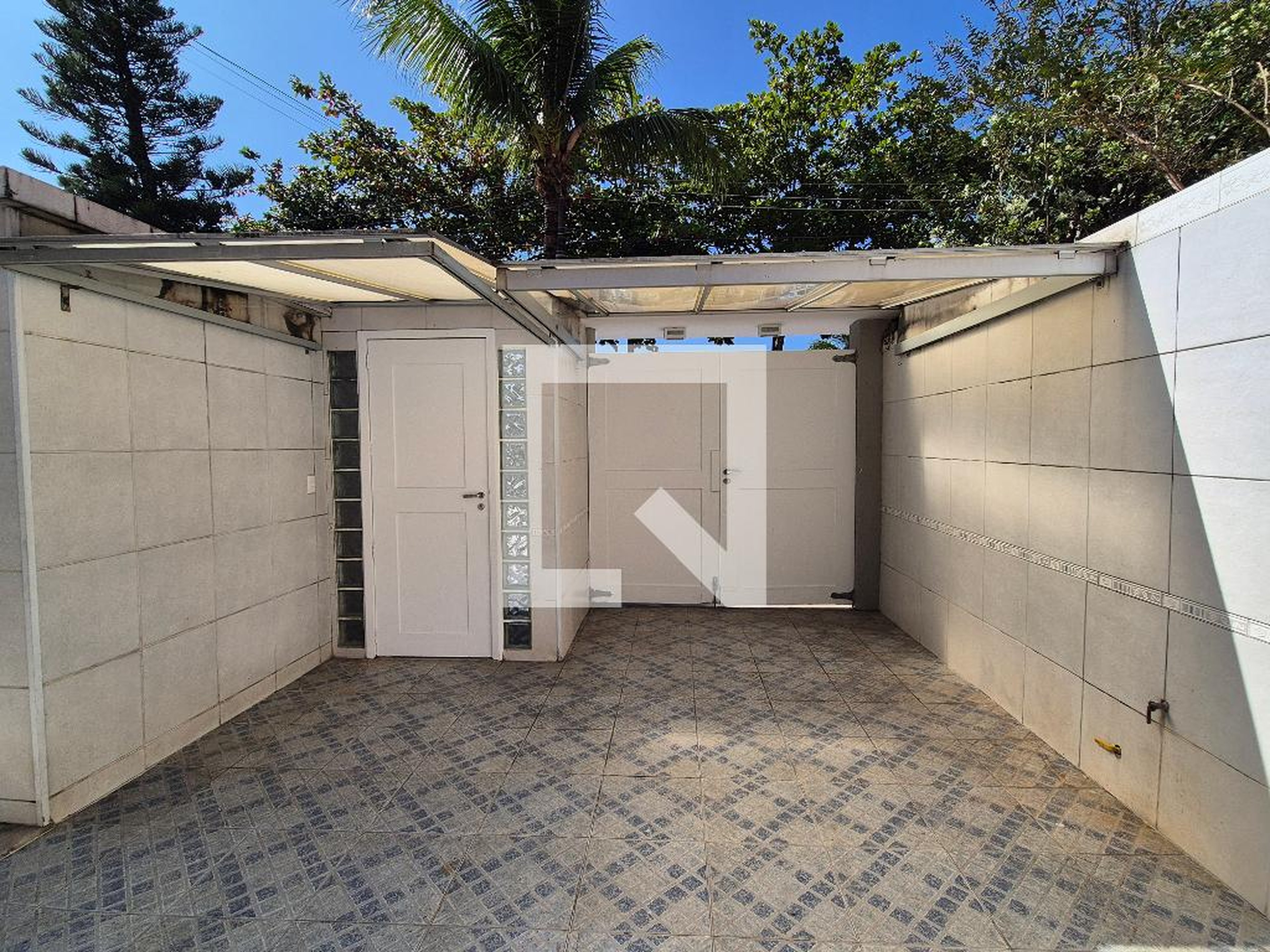 Entrada Condomínio em Rua Bento Fernandes Ribeiro, 25