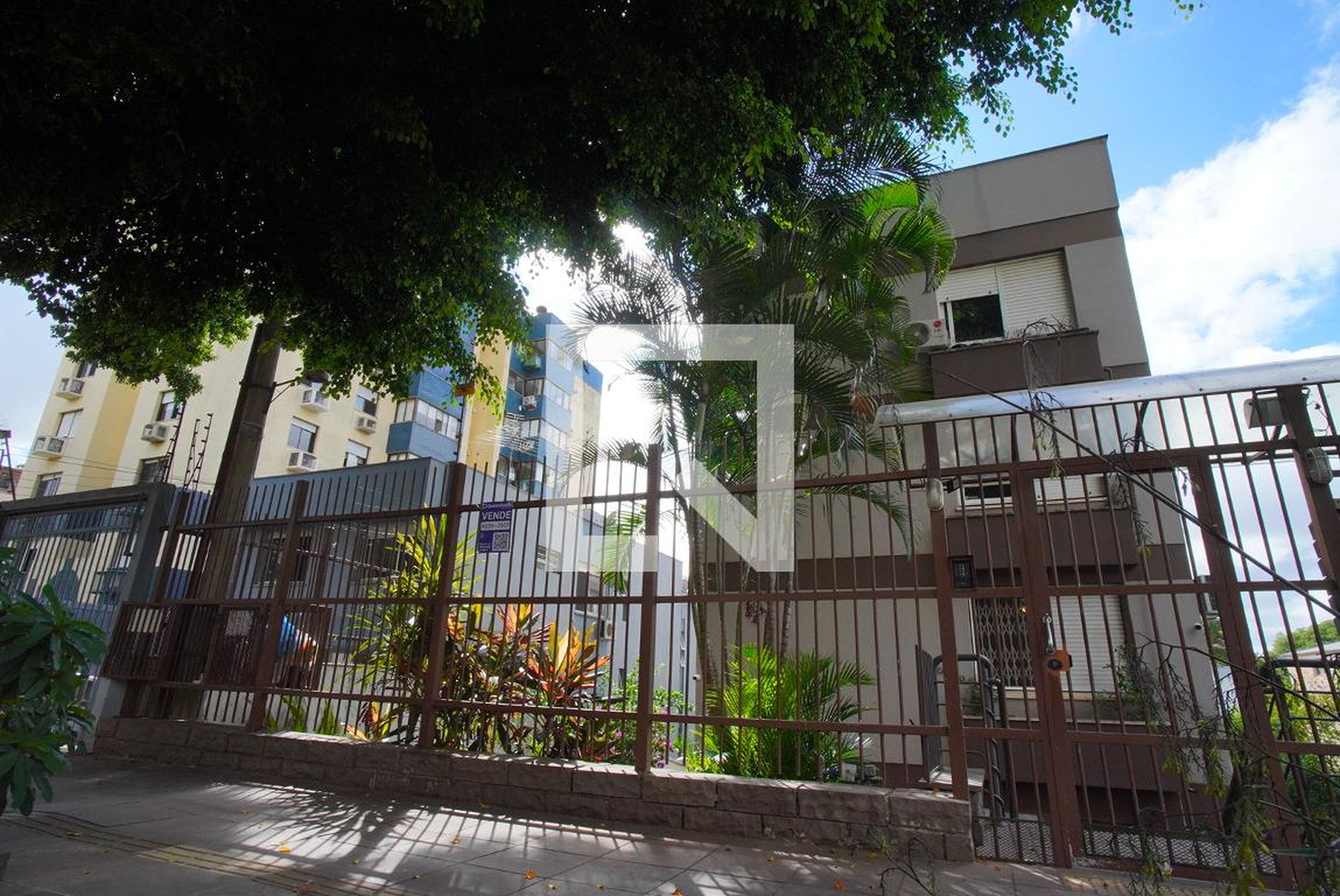 Fachada Condomínio em Rua Roque Calage, 590