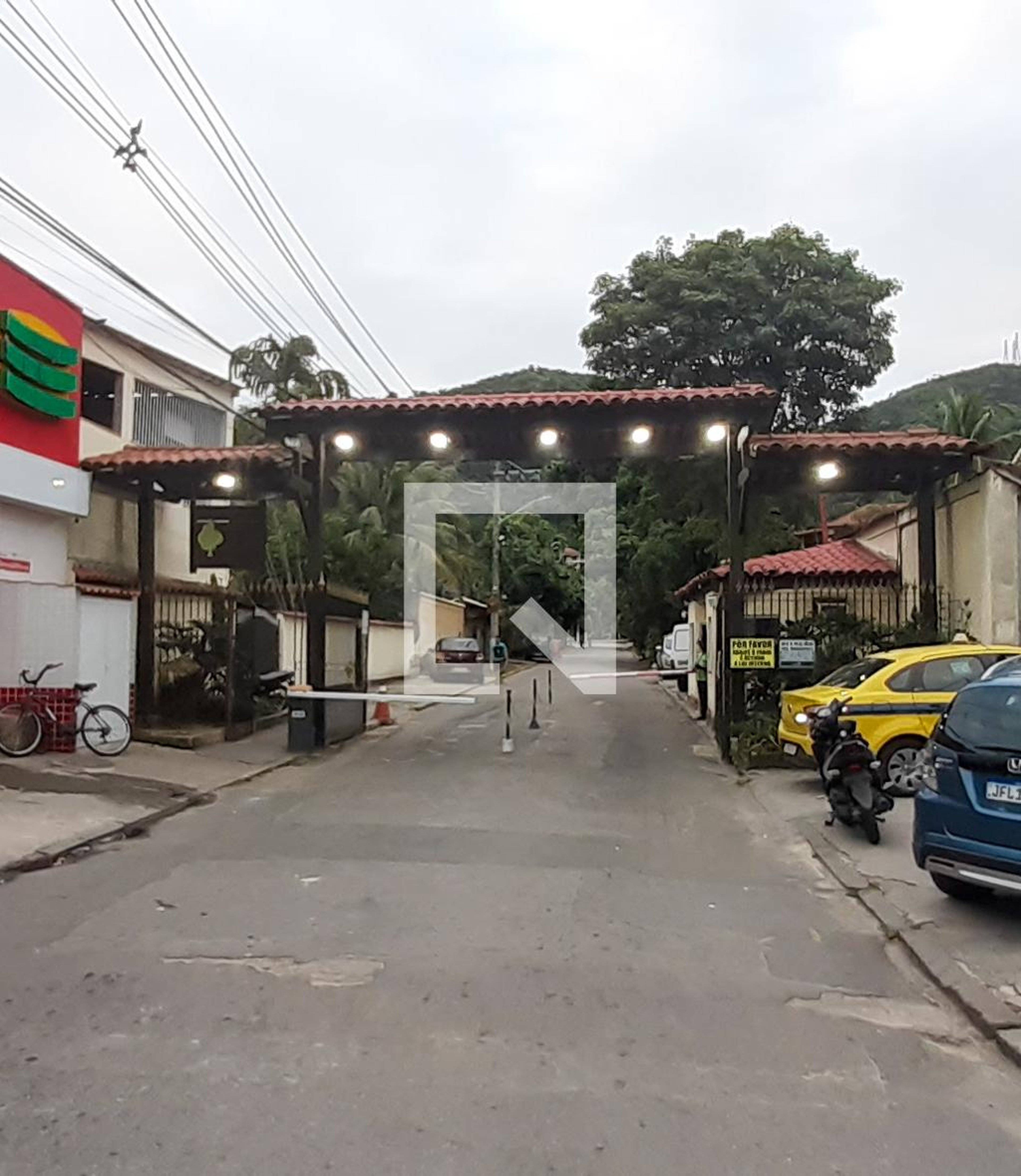 Fachada Condomínio em Rua Adalgisa Neri, 1055