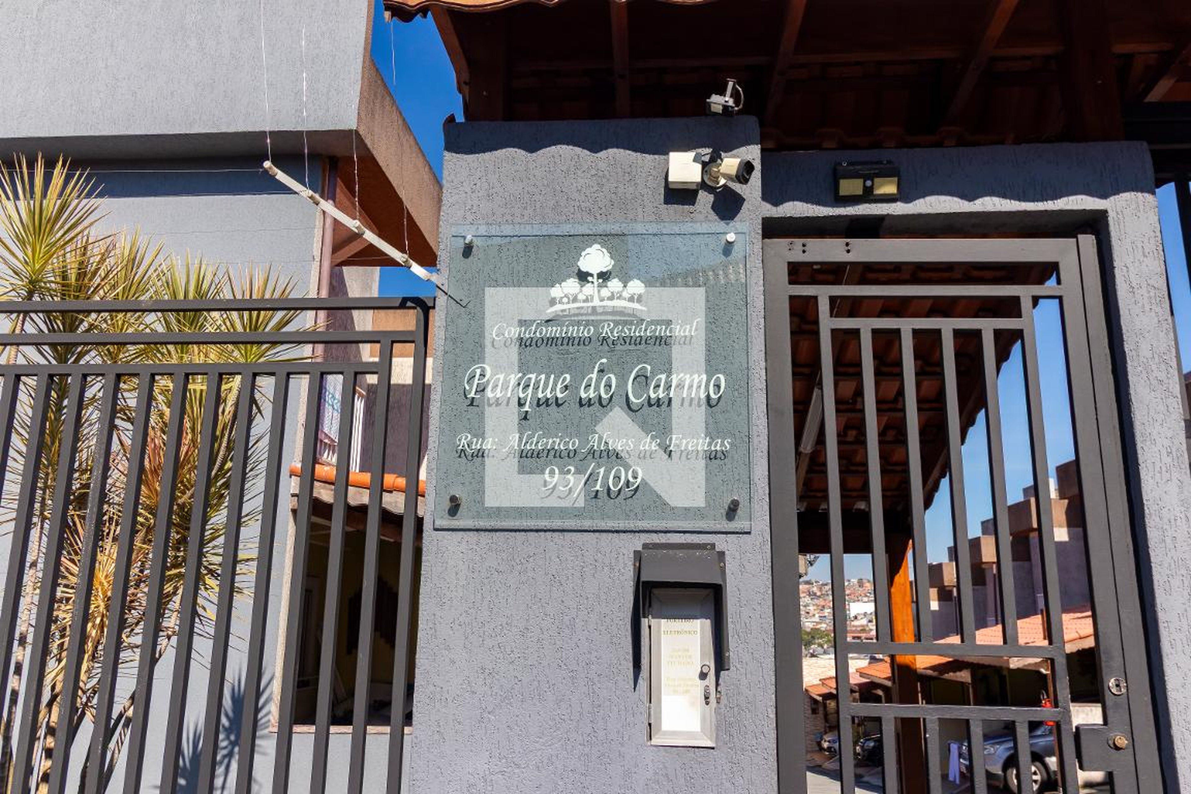 Fachada Condomínio em Rua Alderico Alves de Freitas, 93