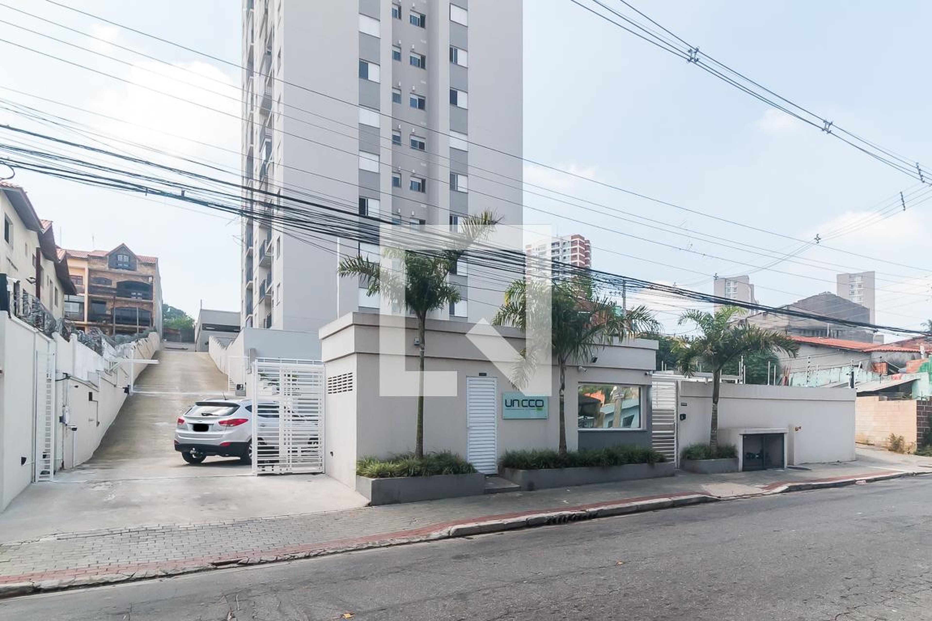 Fachada do Condomínio Condomínio Unicco Poá  Árbore
