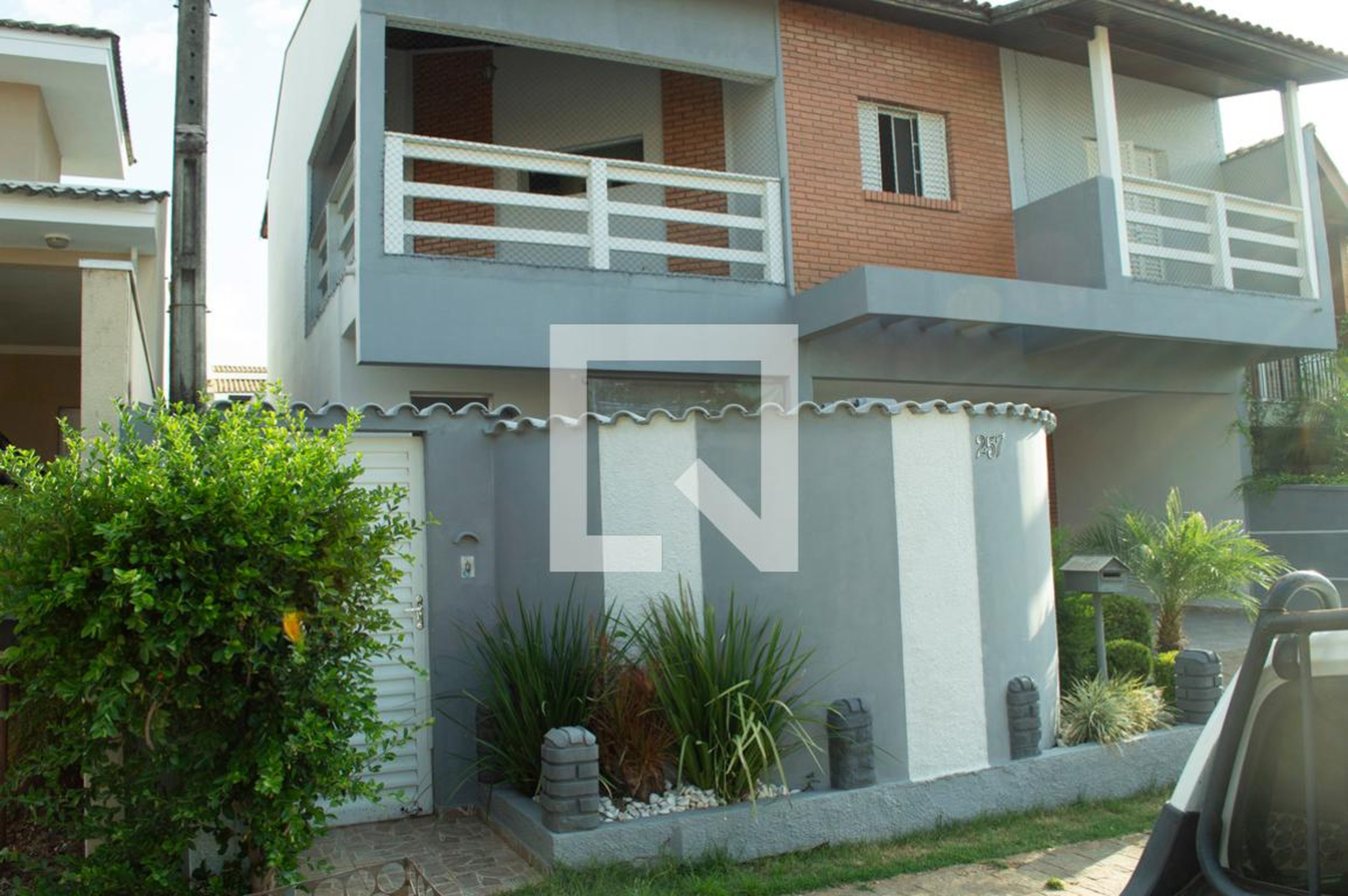 Fachada Condomínio em Rua Américo Pellini, 257