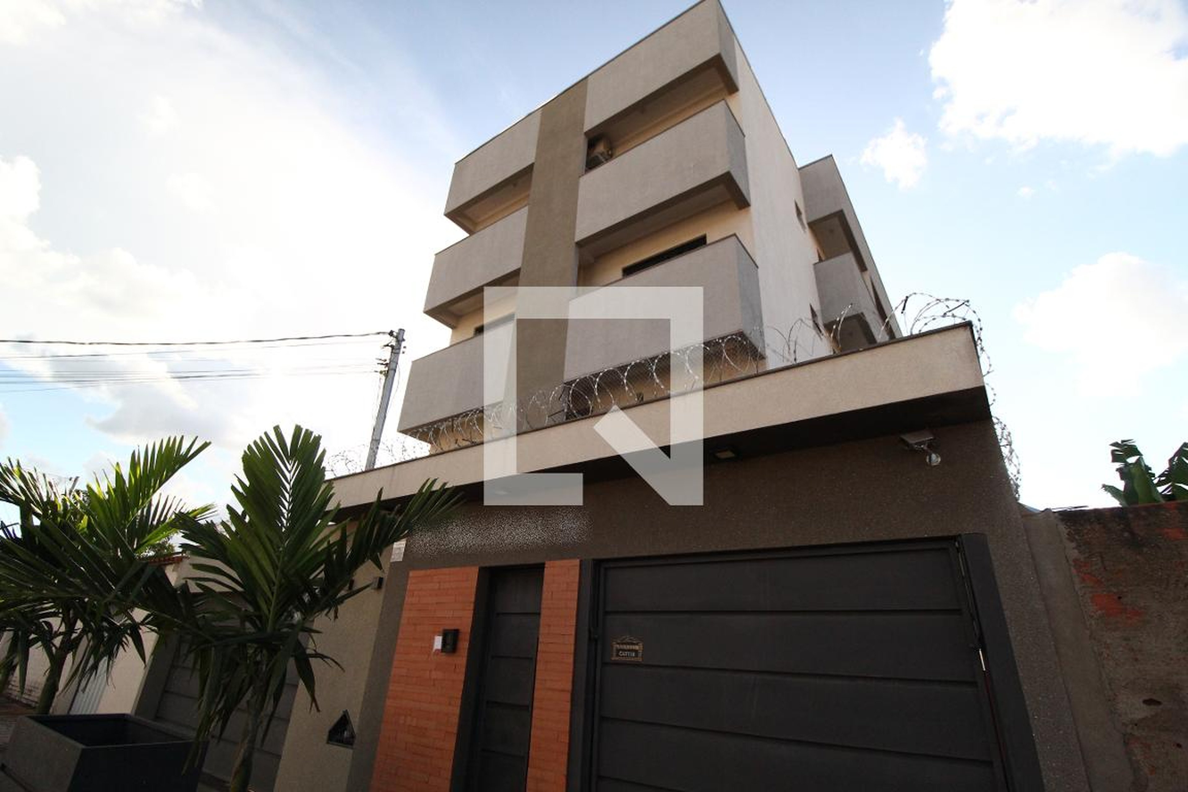 Fachada Condomínio em Rua Geraldo Rodrigues de Queirós, 254