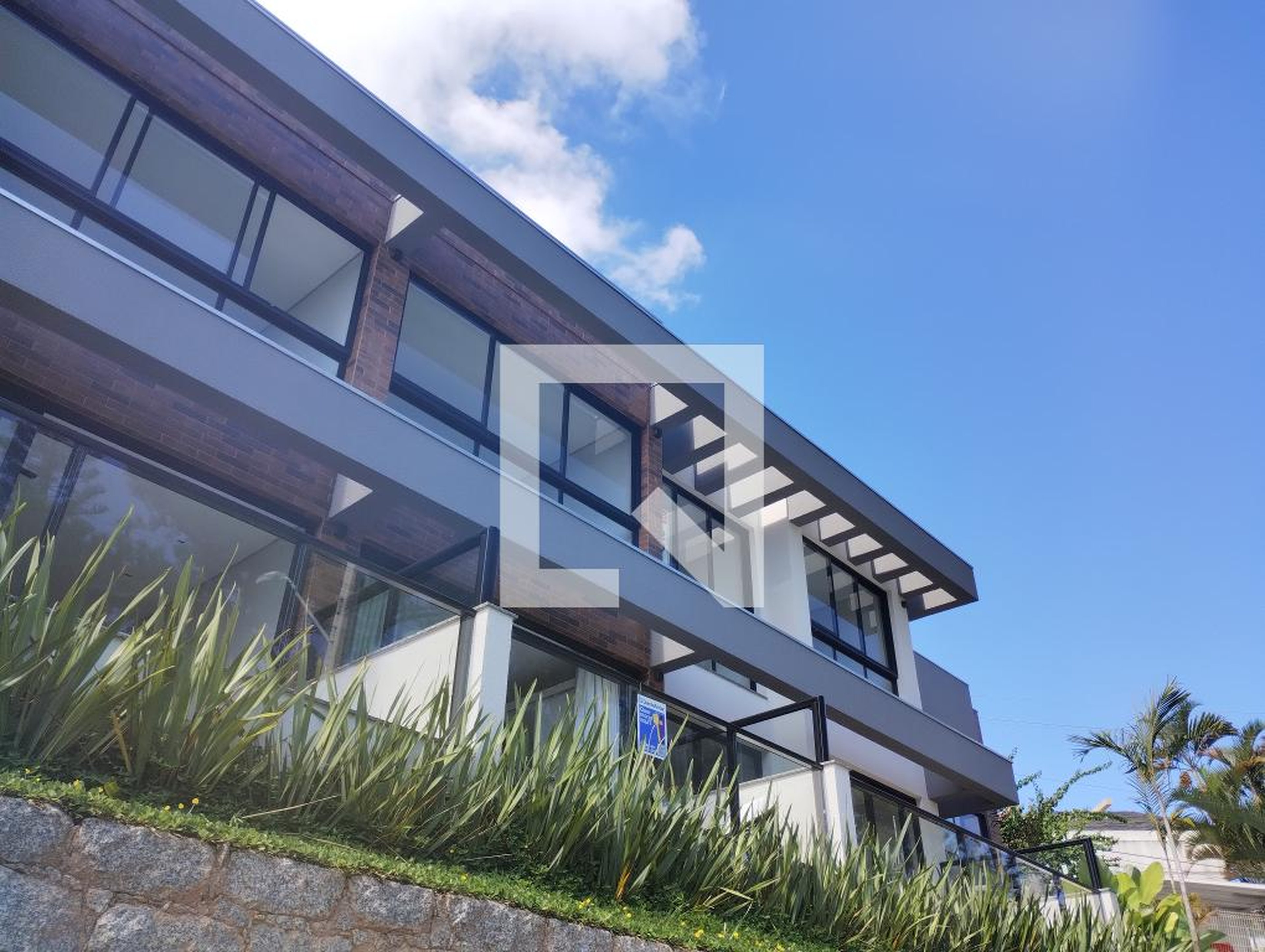 Fachada do Prédio Condomínio em Estrada Haroldo Soares Glavan, 55