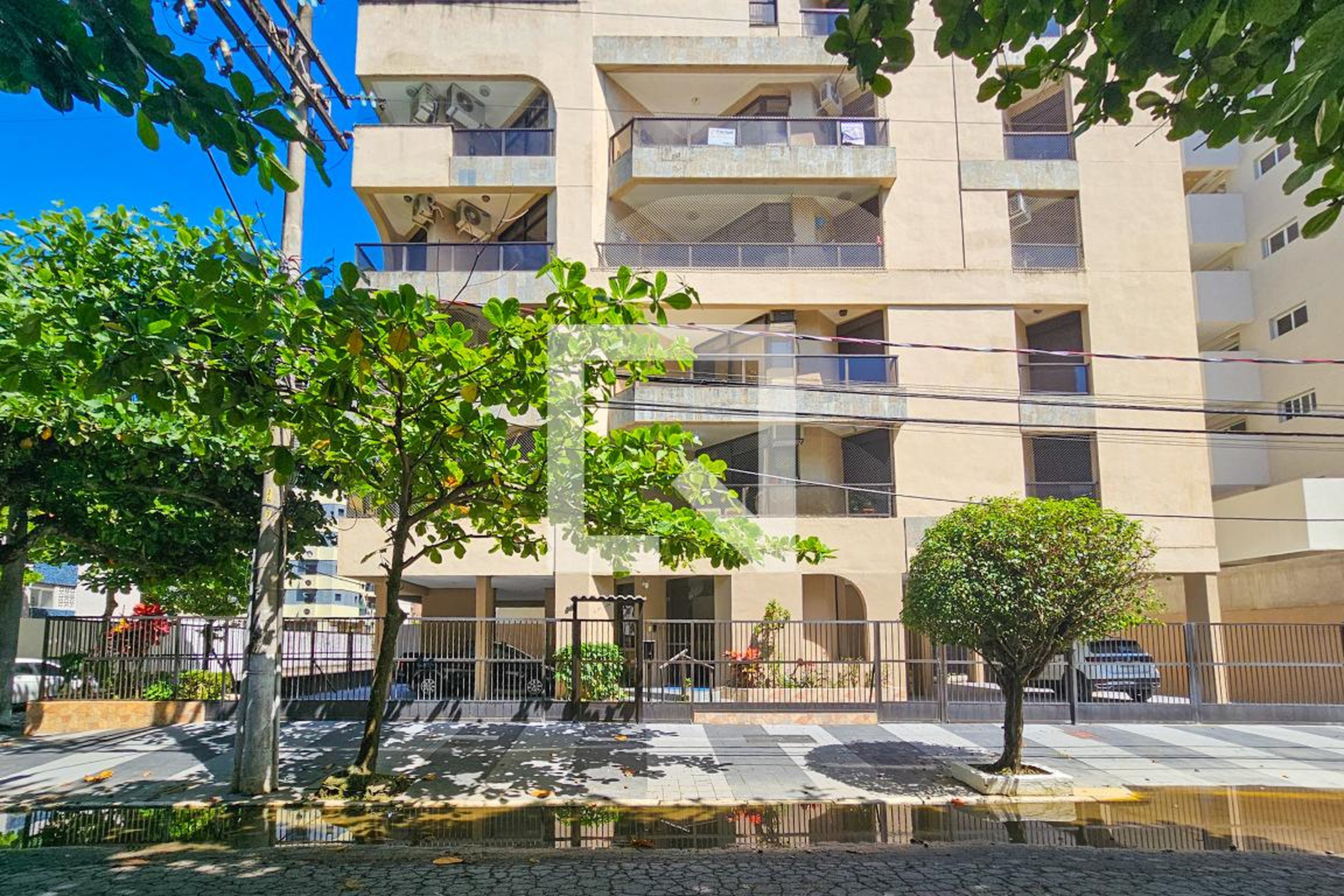 Fachada Condomínio em Rua Colômbia, 381