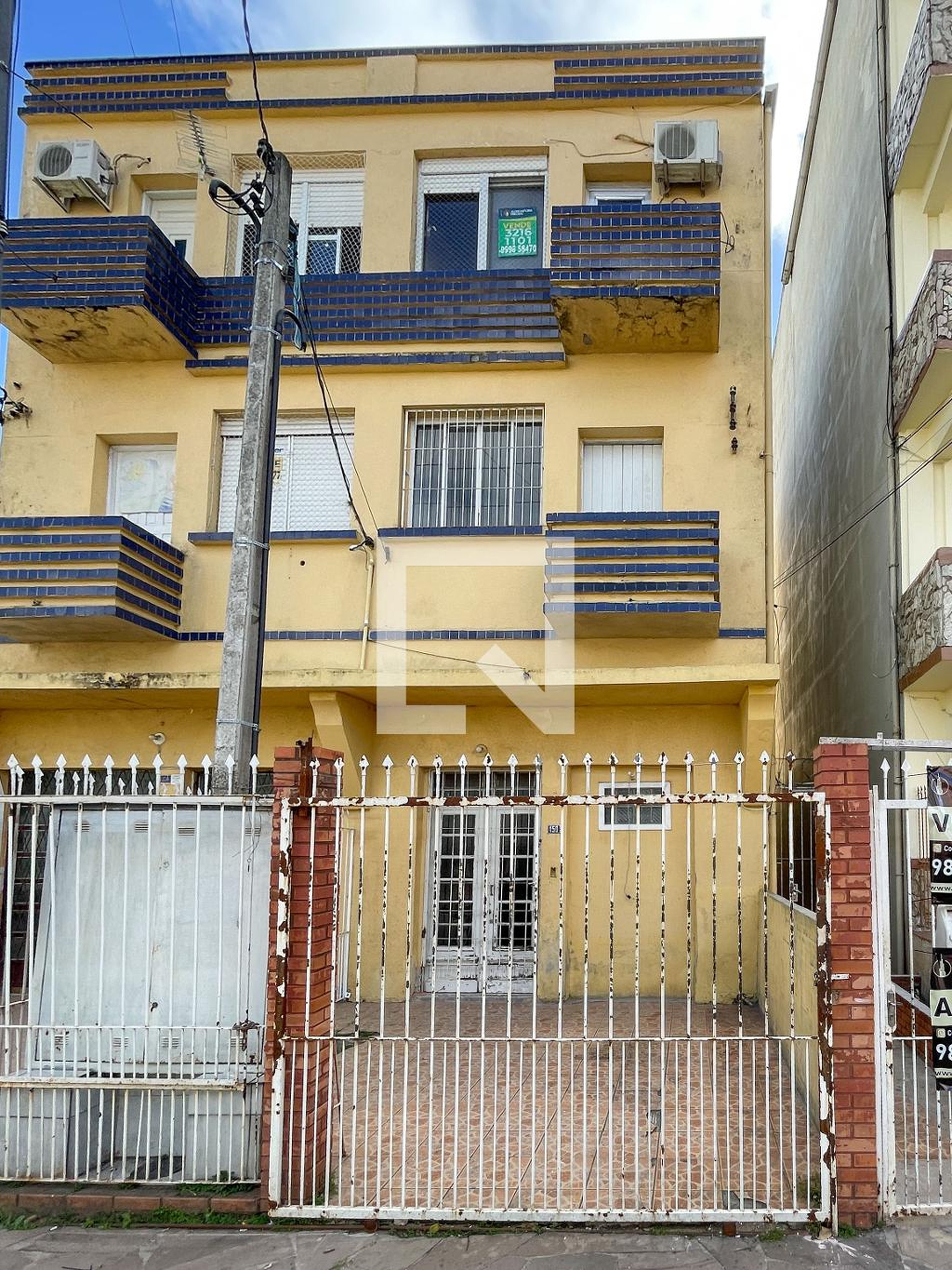 Fachada Condomínio em Rua Moura Azevedo, 150